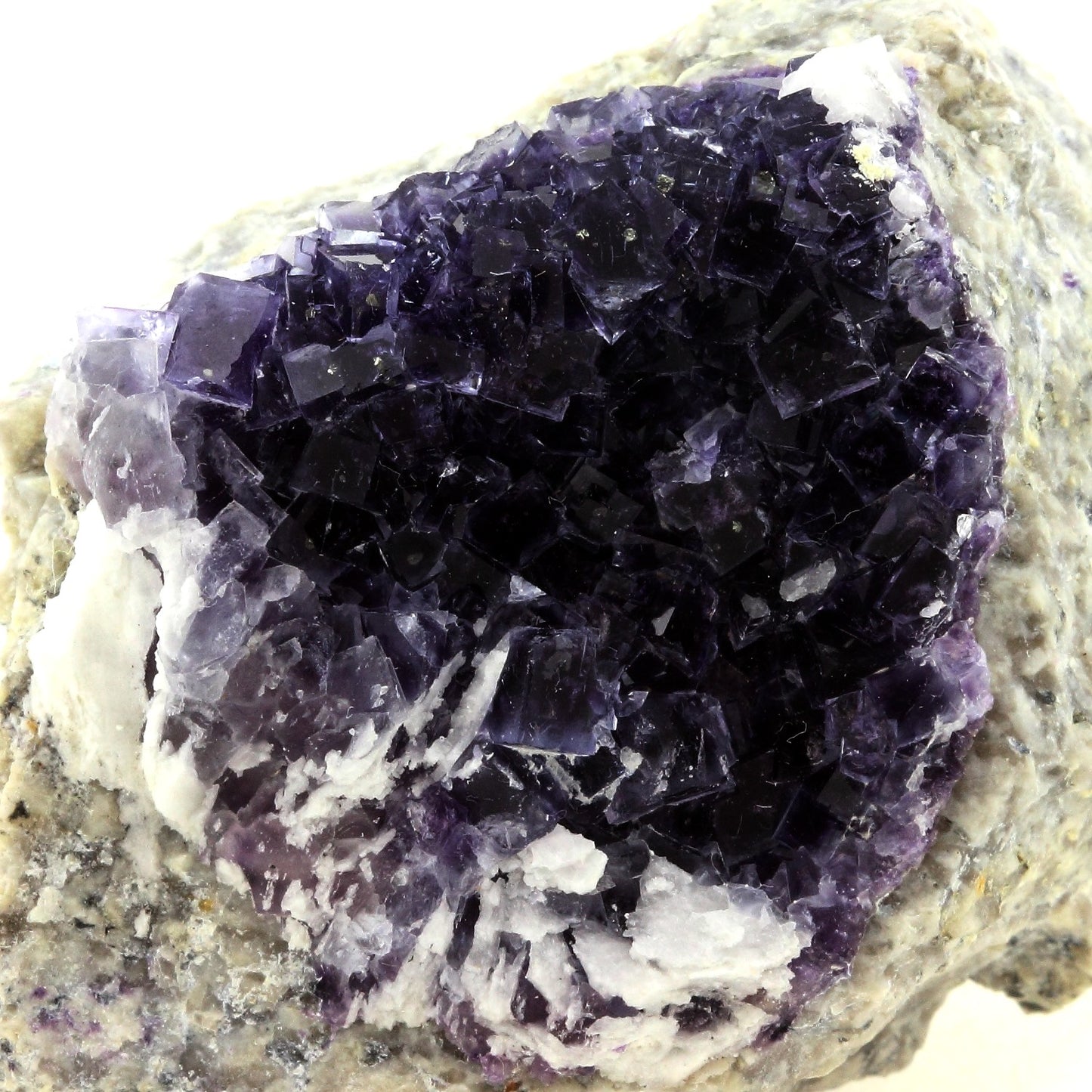 Fluorite + baryte. 639.4 carats. Saint-Péray, Ardèche, France