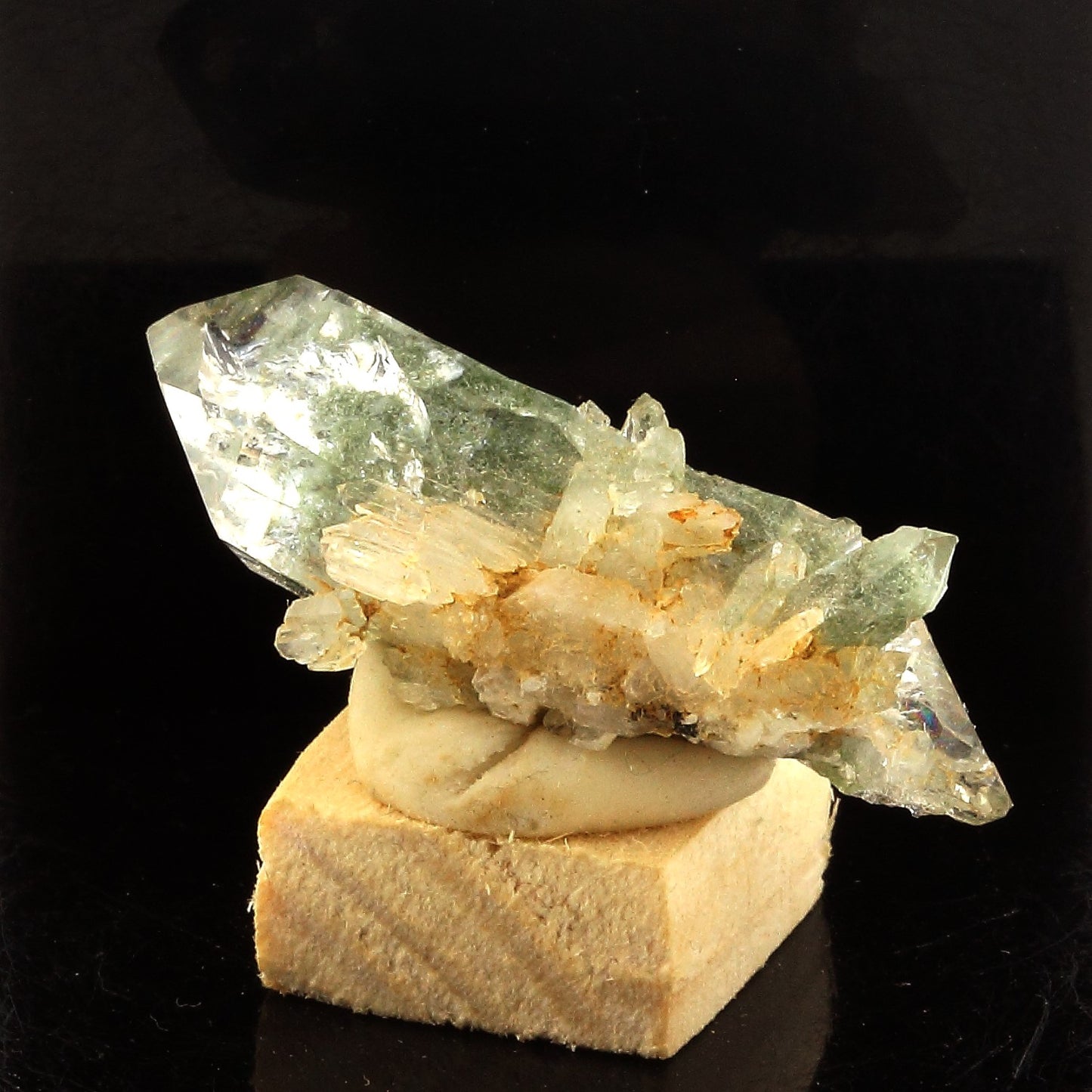 Quartz, Chlorite. 37.8 carats. La Léchère, Tarentaise, Savoie, France