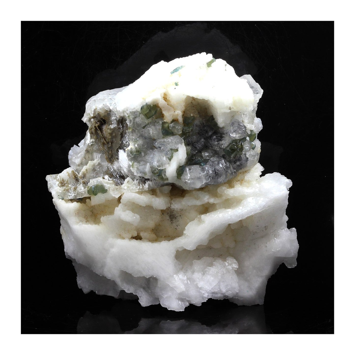 Beryllonite, Fluorapatite, Albite. 626.5 carats. Minas Gerais, Brésil