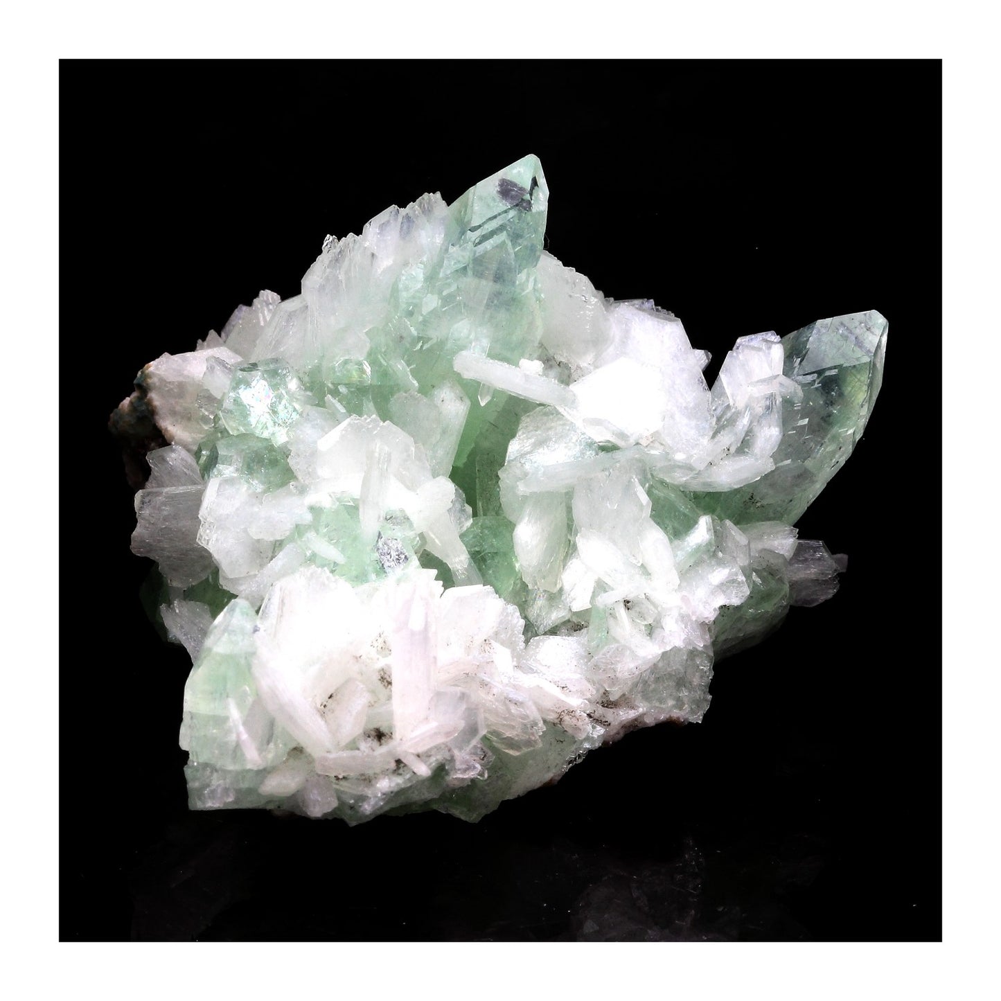 Apophyllite + Stilbite. 352.5 carats. Wagholi, Pune, Maharashtra, Inde