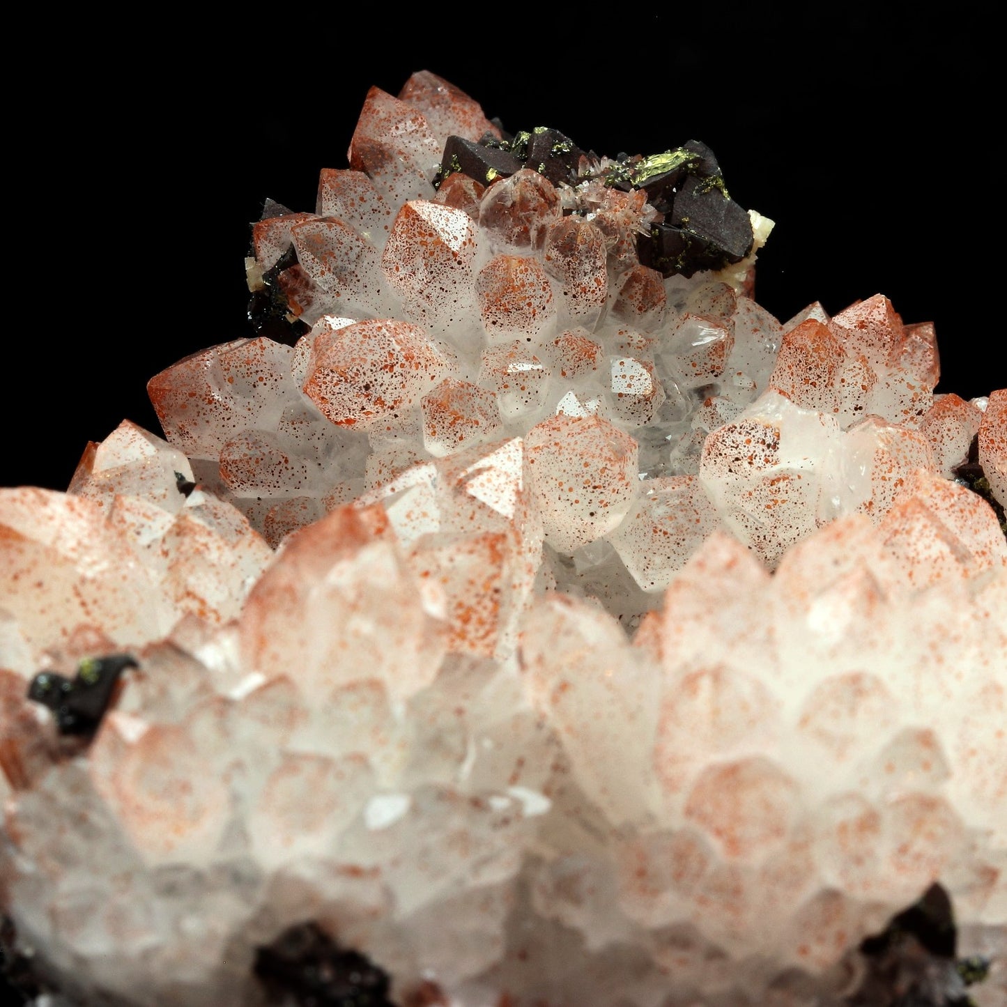 Quartz Hematoide + Chalcopyrite + Calcite. 1276.0 carats. Huxu, Jiangxi, Chine