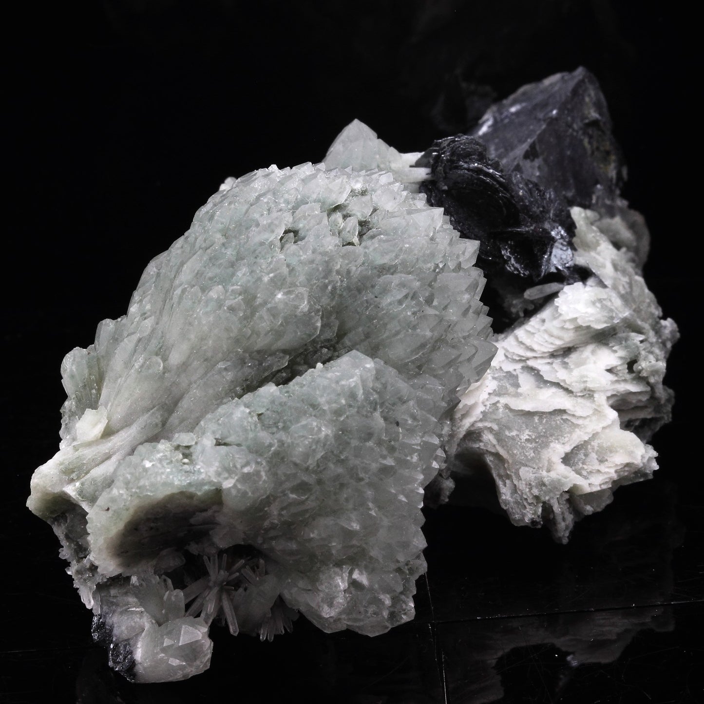 Quartz prase + Galène + Hematite. 931.0 carats. Jiangxi Province, Chine
