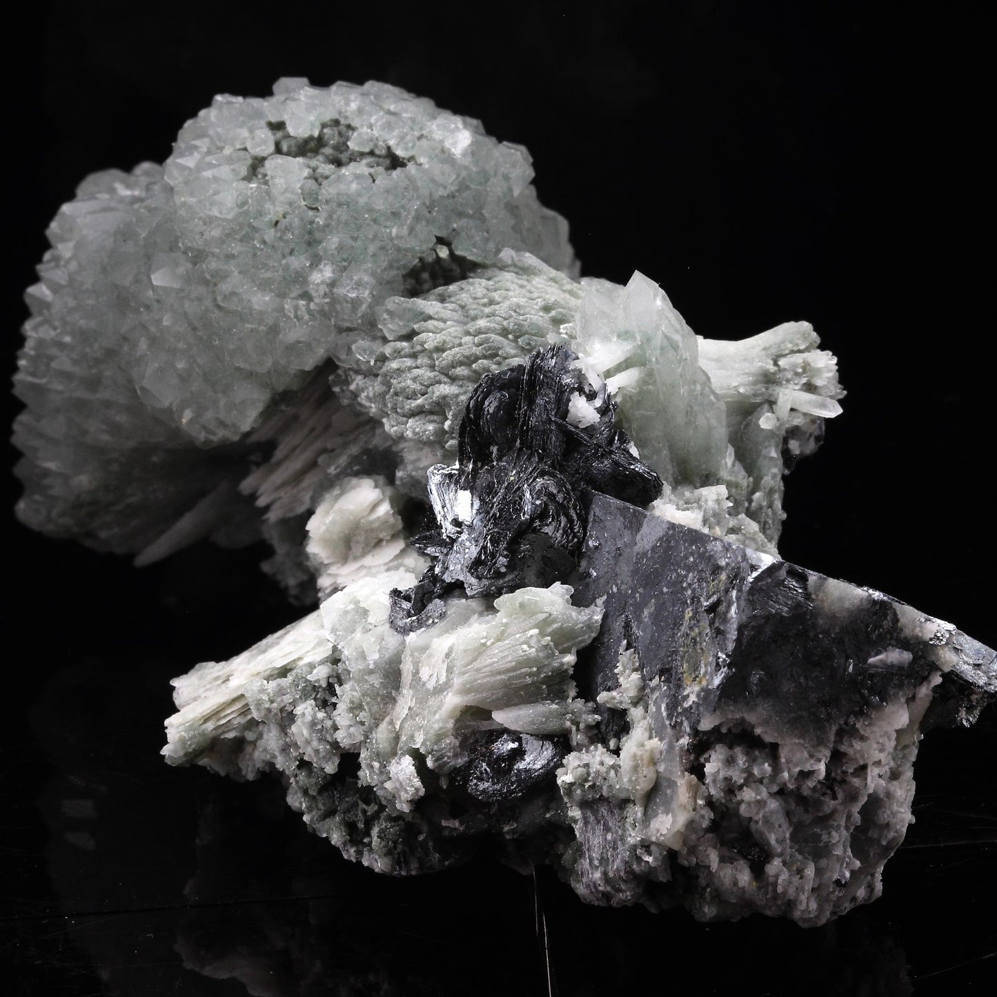 Quartz prase + Galène + Hematite. 931.0 carats. Jiangxi Province, Chine