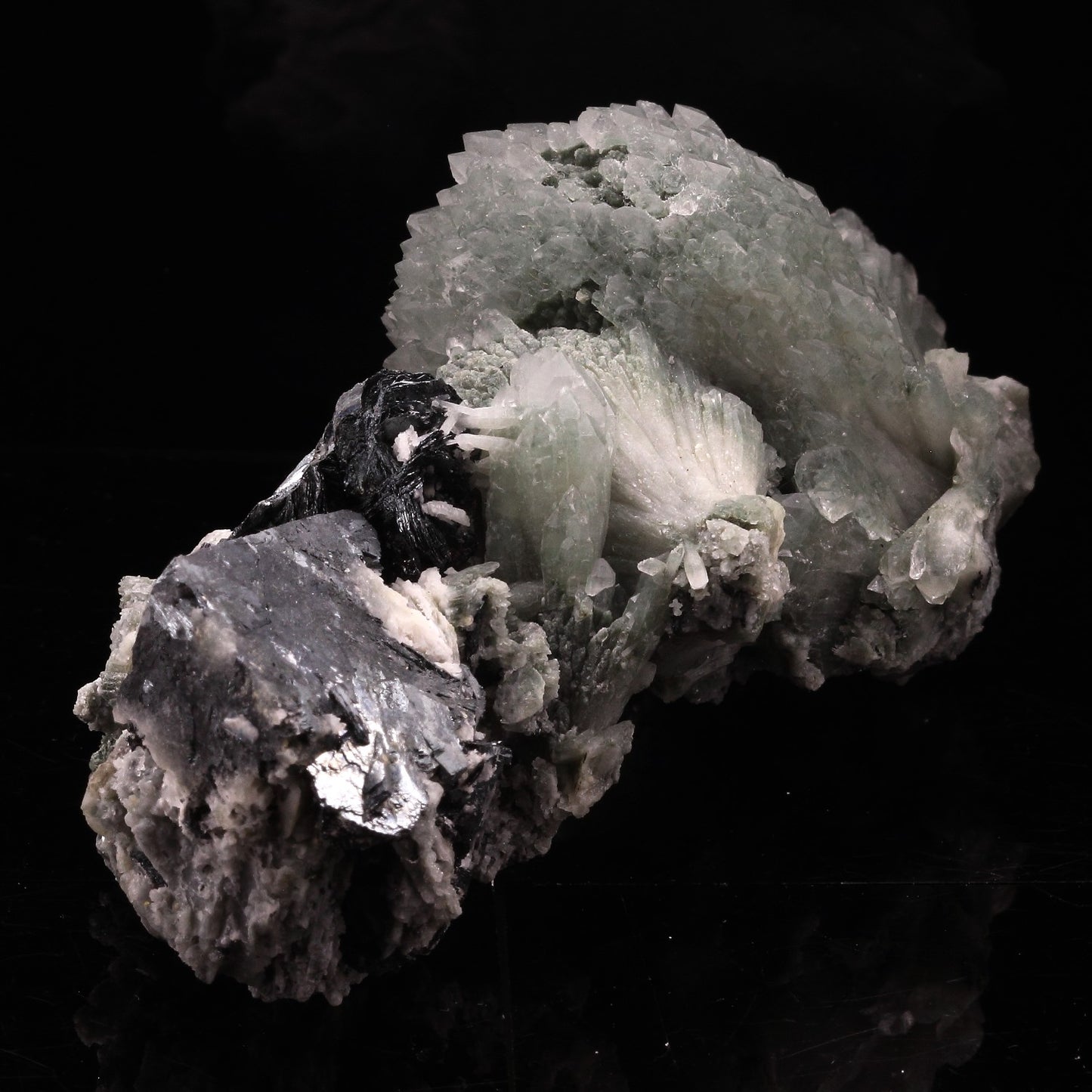 Quartz prase + Galène + Hematite. 931.0 carats. Jiangxi Province, Chine