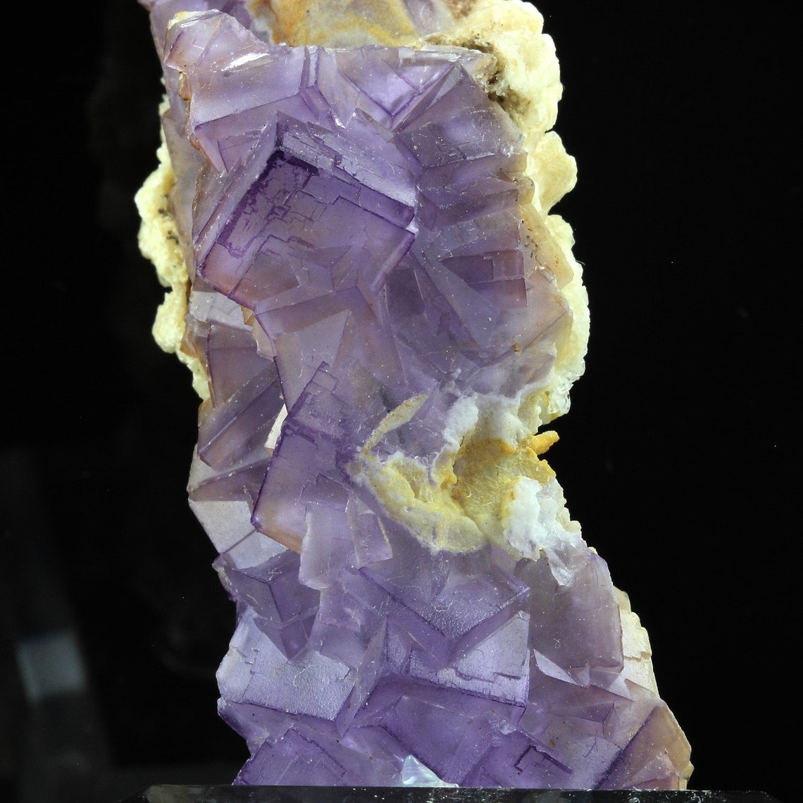 Fluorite. 456.0 carats. Weishan Co., Dali, Yunnan, Chine