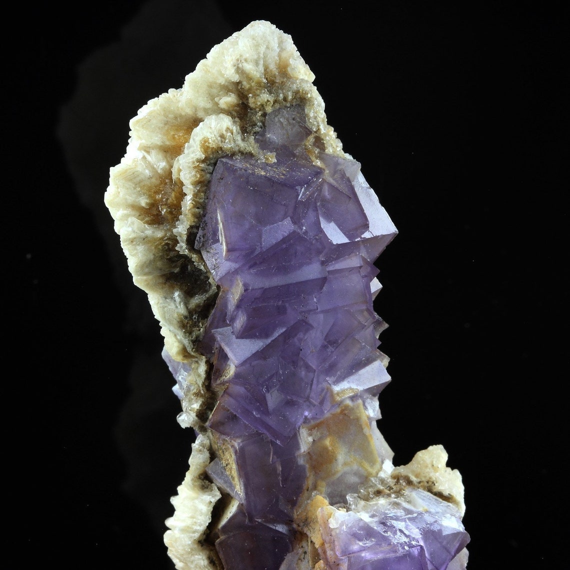 Fluorite. 456.0 carats. Weishan Co., Dali, Yunnan, Chine