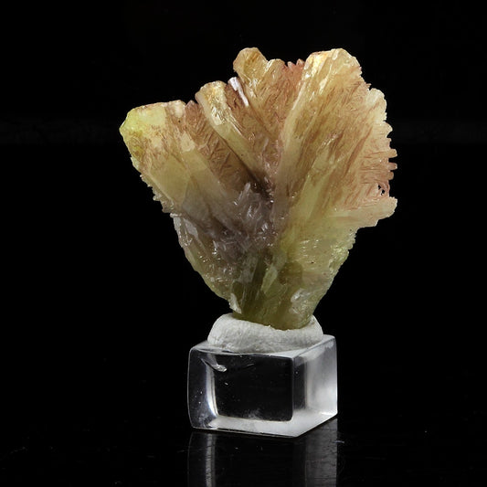 Cerusite jaune. 64.3 carats. M'fouati Mine, M'fouati District, Congo