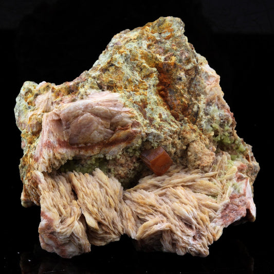 Wulfenite + Baryte. 437.8 carats. Lantignié, France