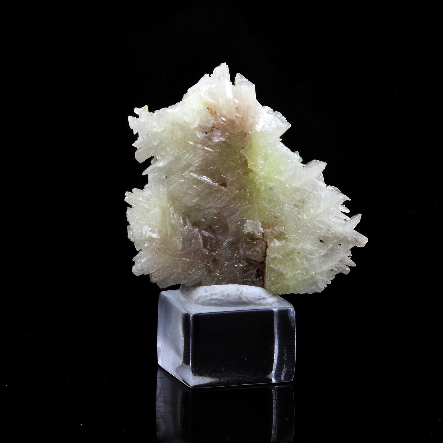 Cerusite jaune. 48.9 carats. M'fouati Mine, M'fouati District, Congo