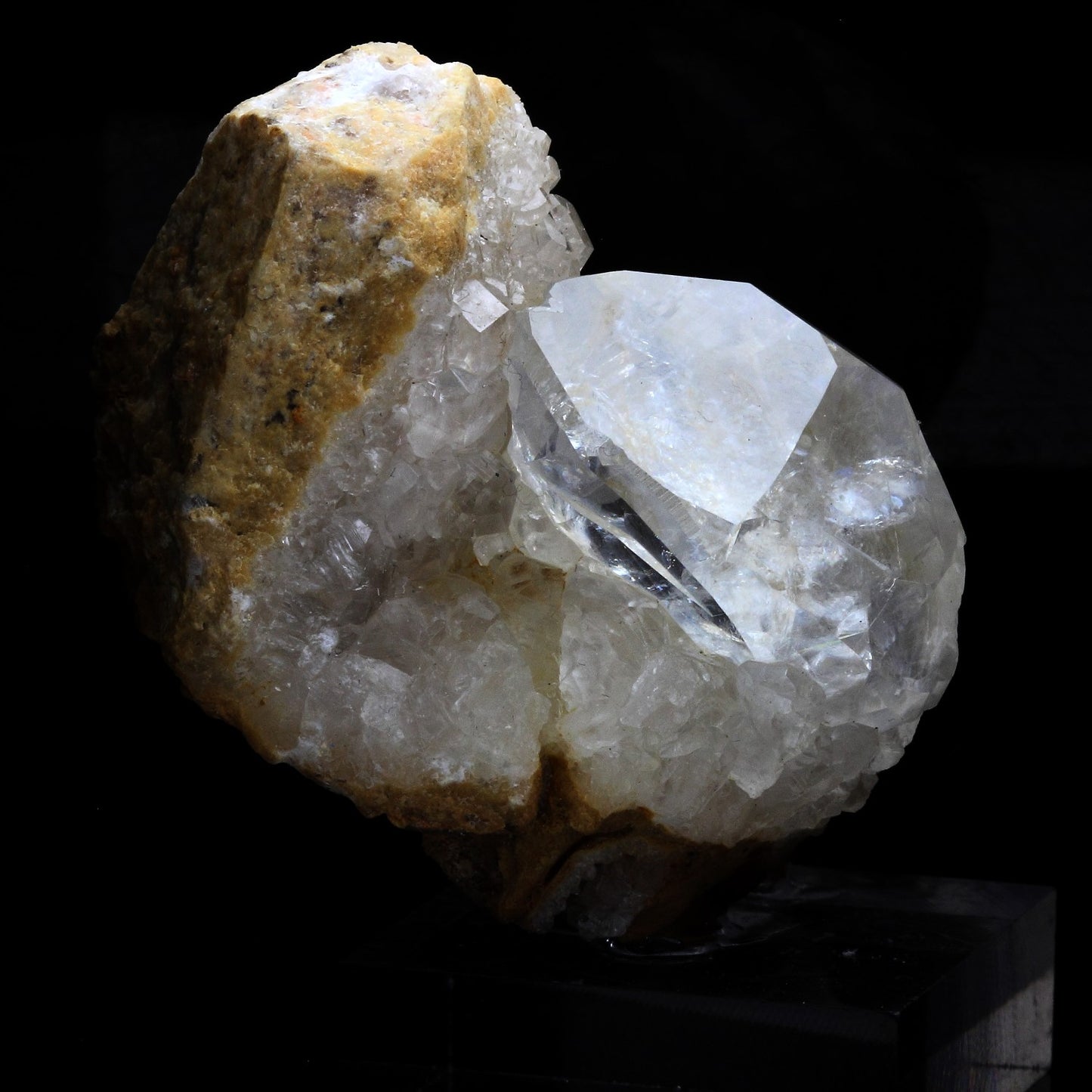 Calcite. 394.6 carats. Pau. France