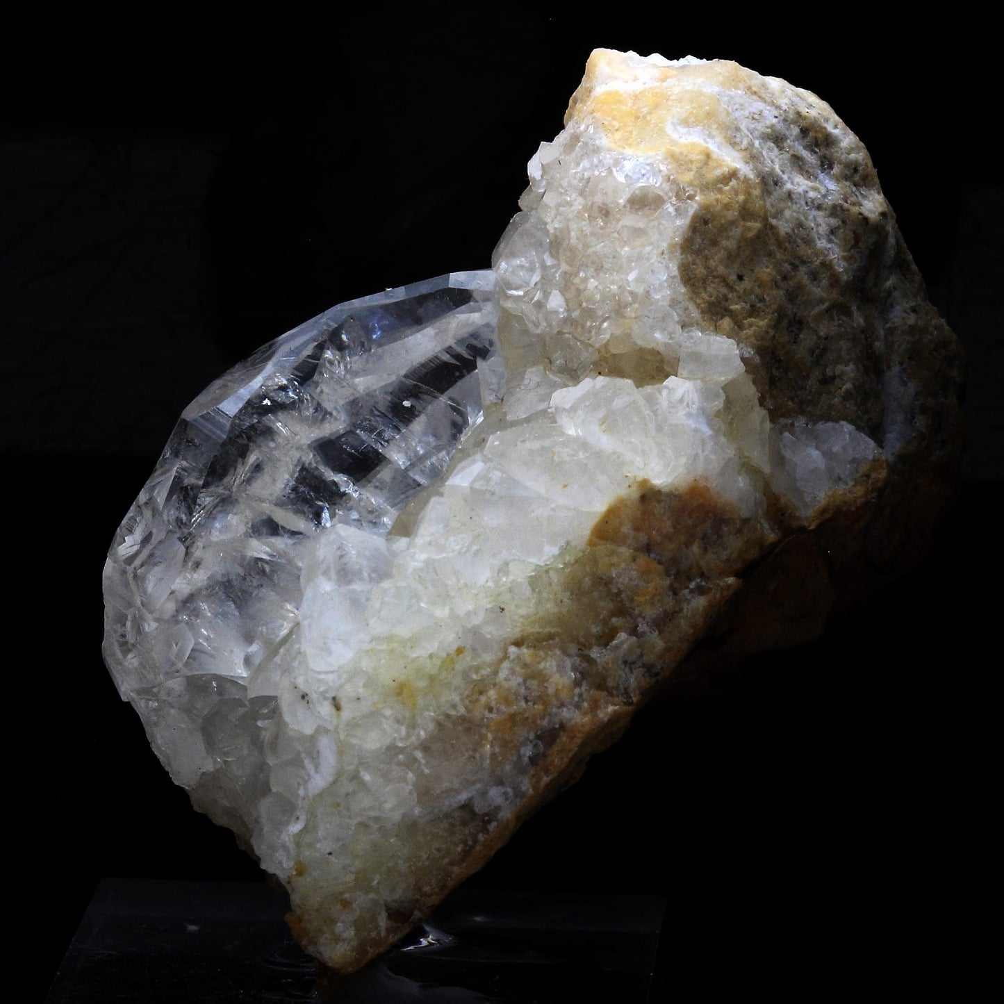 Calcite. 394.6 carats. Pau. France