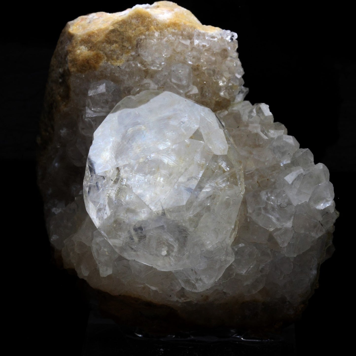 Calcite. 394.6 carats. Pau. France