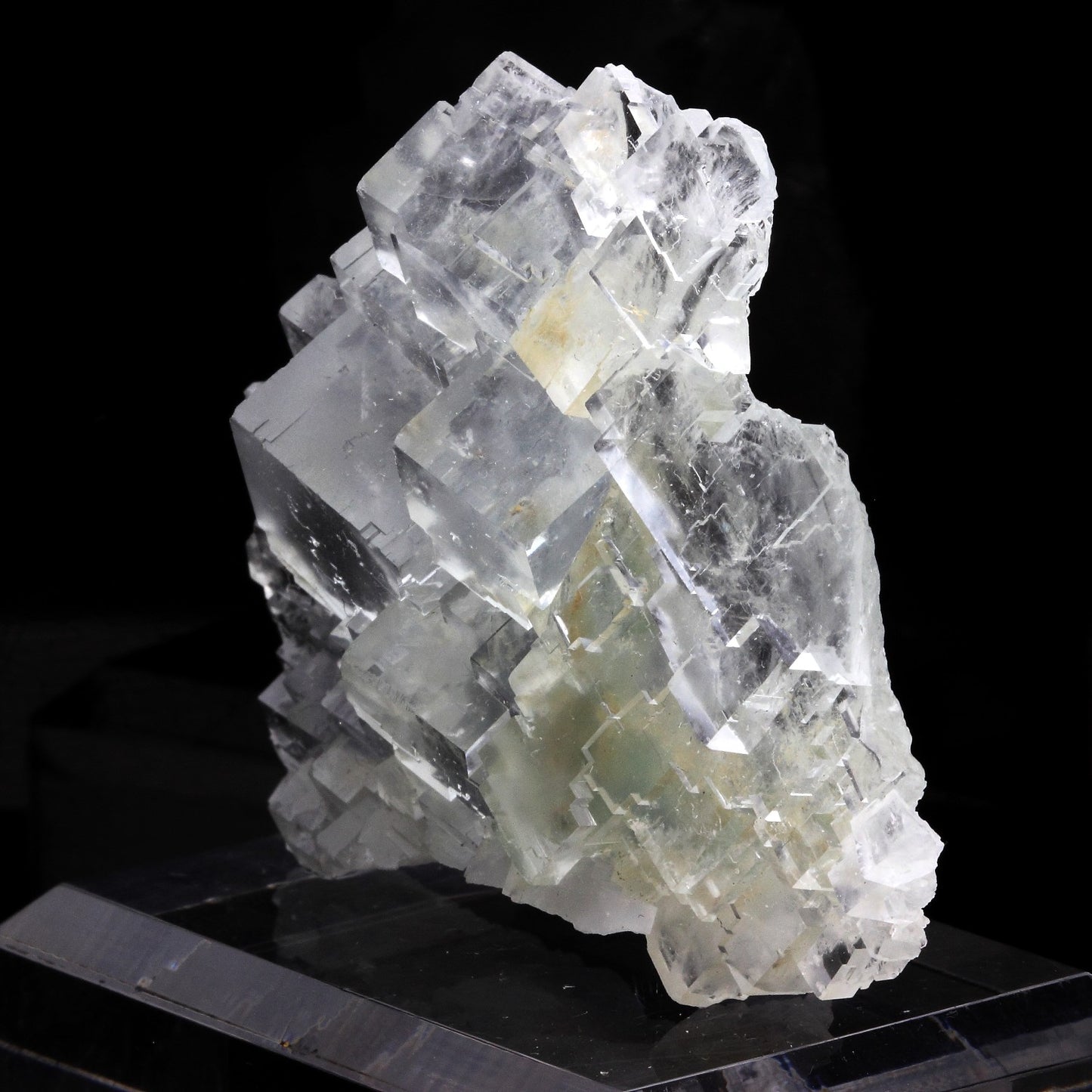 Fluorite. 496.9 carats. Pratclaux, Langeac, Haute-Loire, France