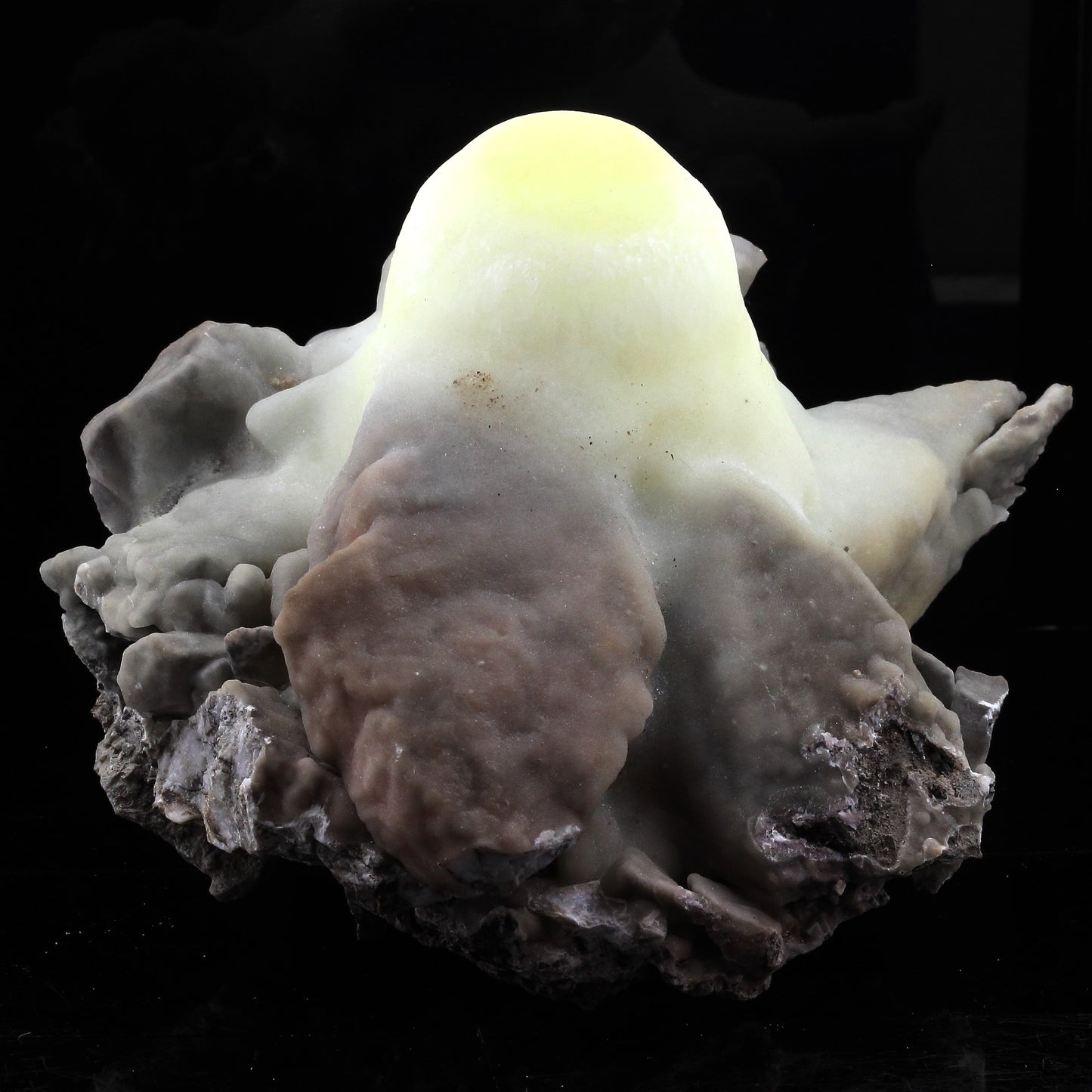 Calcite "lead rich". 3495.0 carats. Las Cabesses, Ariège, Occitanie, France
