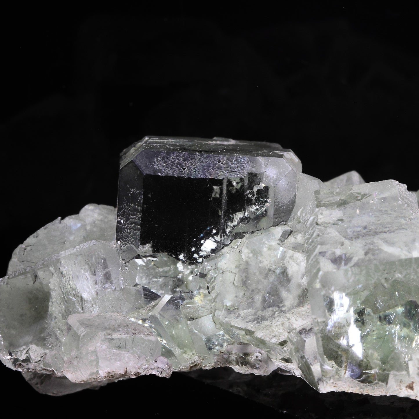 Fluorite. 958.5 carats. Xianghualing Mine, Chenzhou, Hunan, Chine