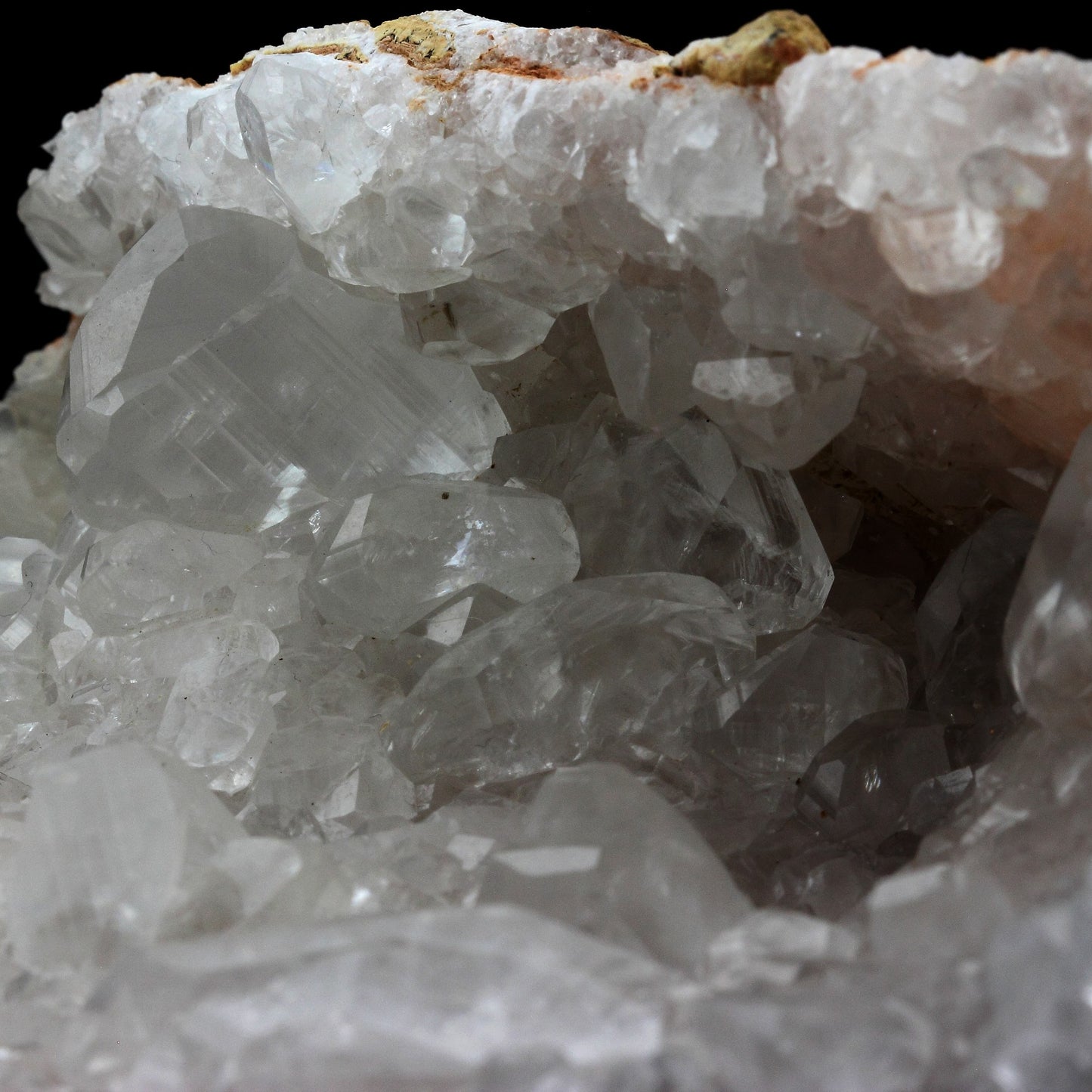 Calcite. 6736.0 carats. Mazères-Lezons, Pau, France