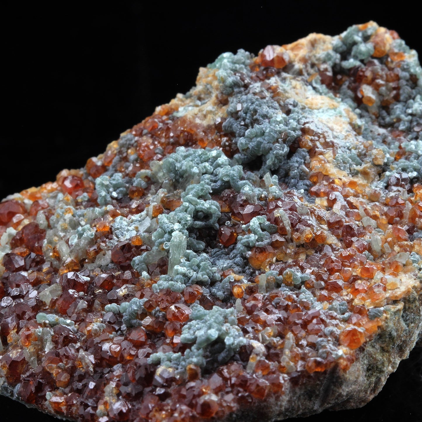 Grenat Hessonite. 432.5 carats. Vallée d'Ala, Piémont, Italie