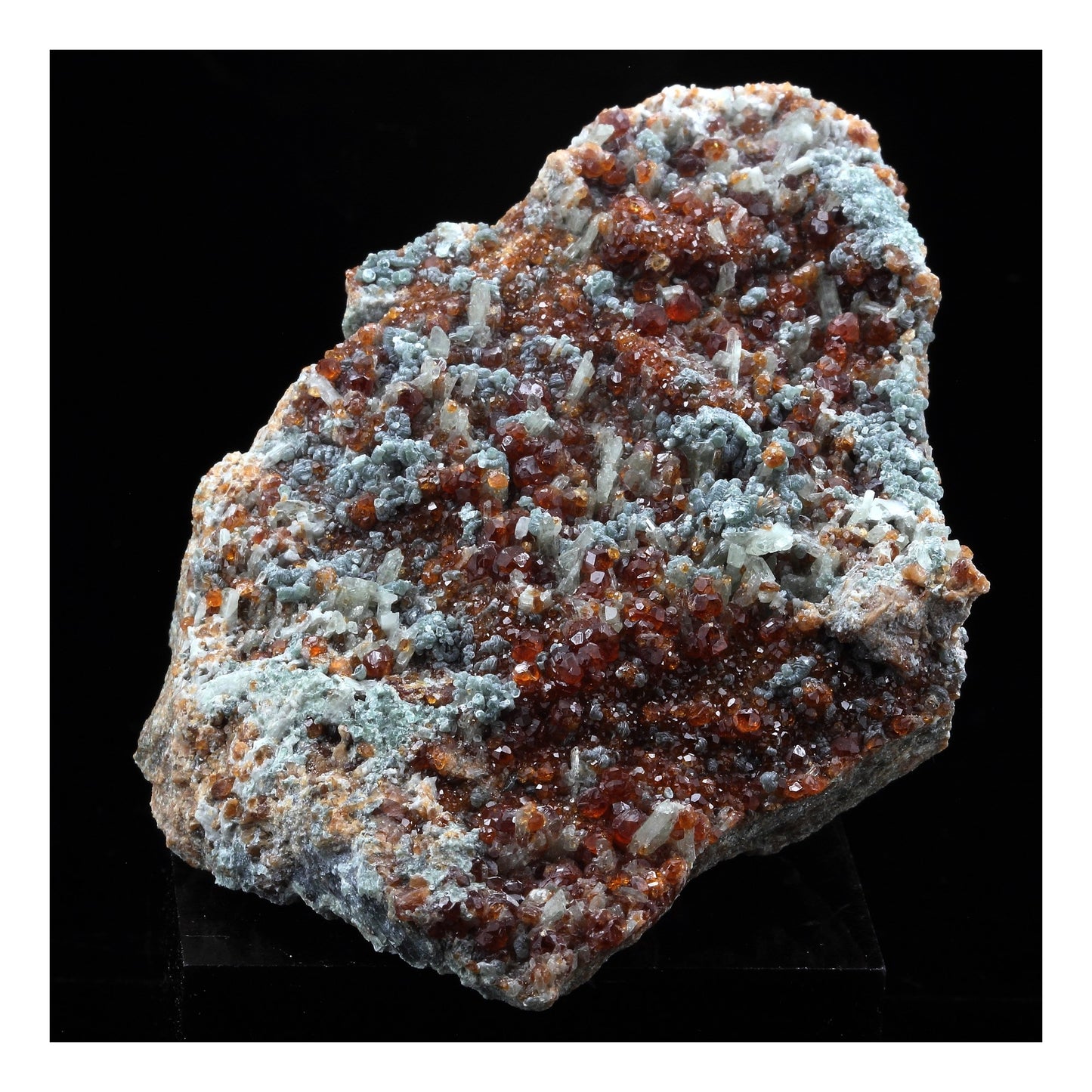 Grenat Hessonite. 901.0 carats. Vallée d'Ala, Piémont, Italie