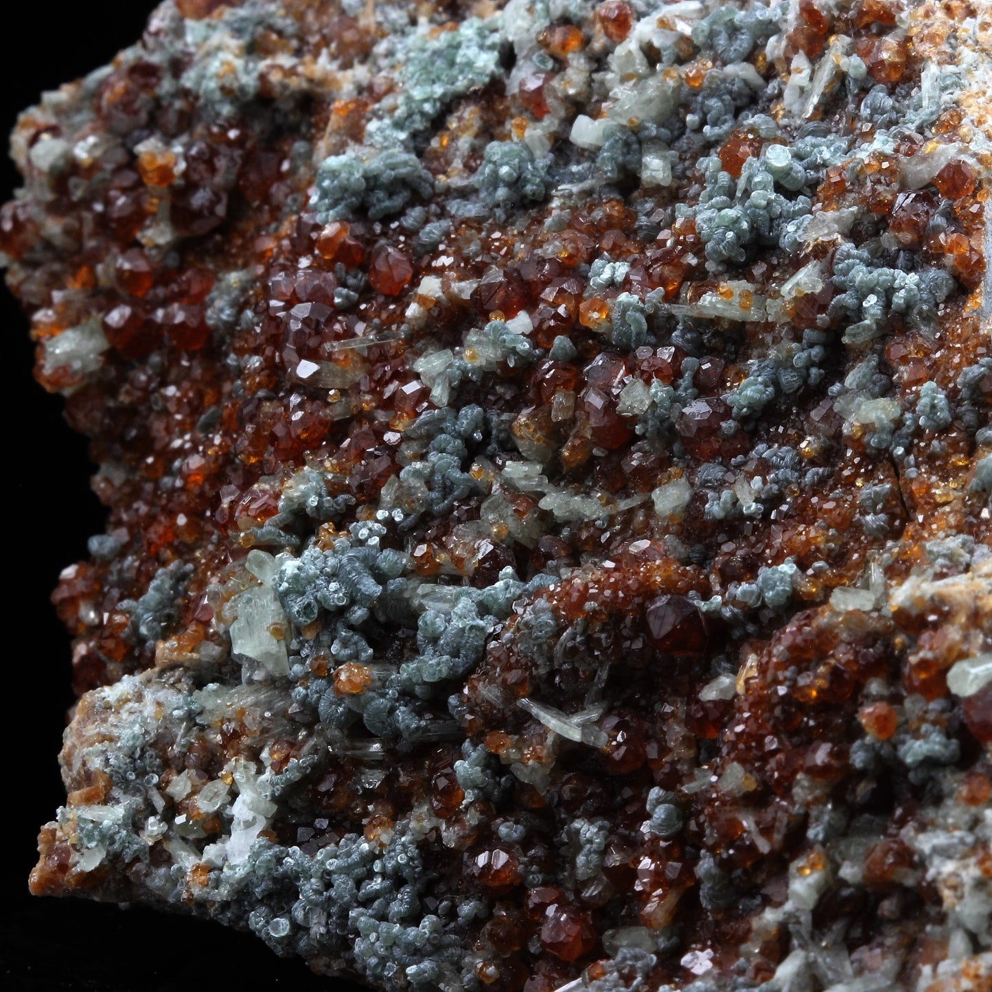Grenat Hessonite. 901.0 carats. Vallée d'Ala, Piémont, Italie