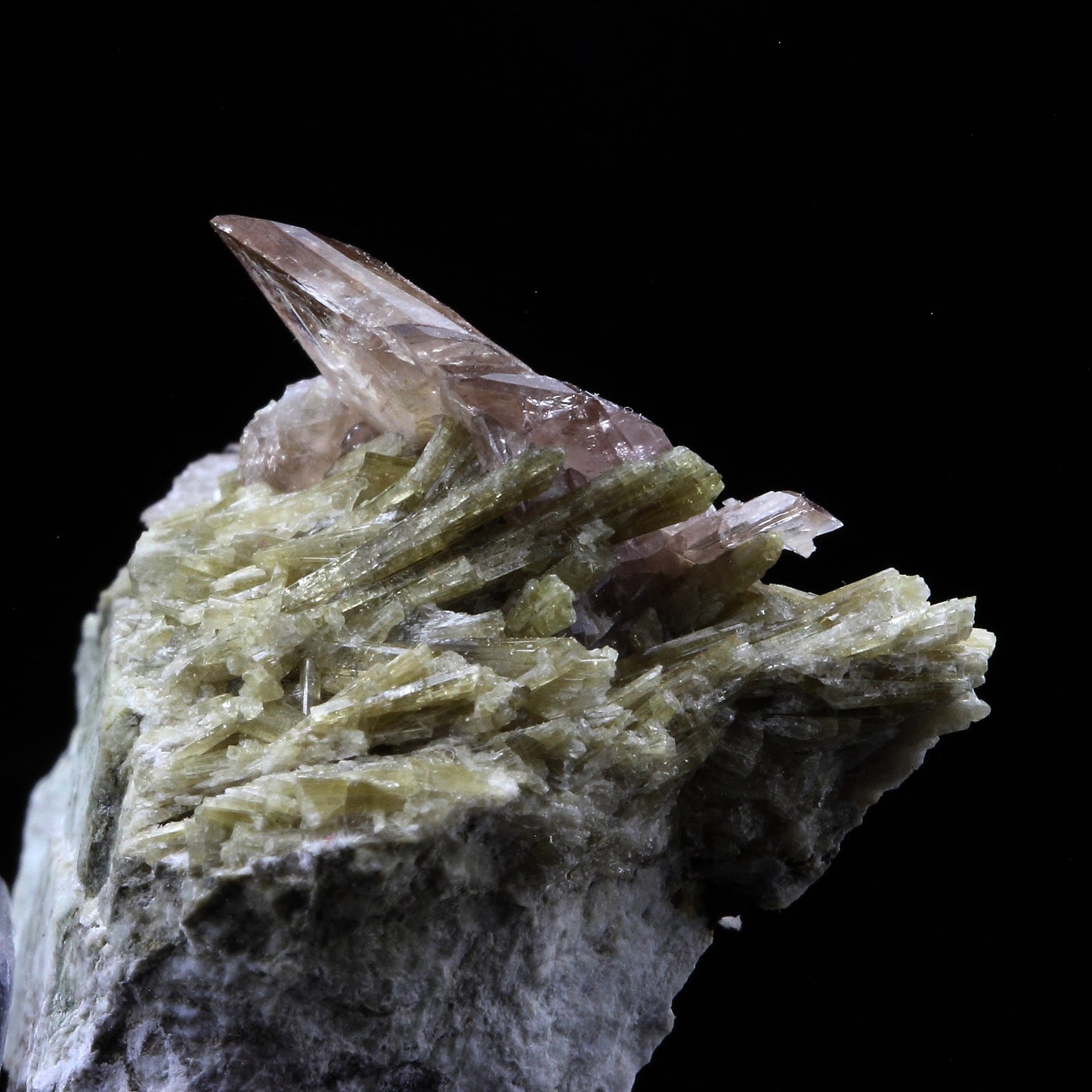 Axinite + Prehnite. 116.0 carats. Chamrousse, Belledonne, Isère, France