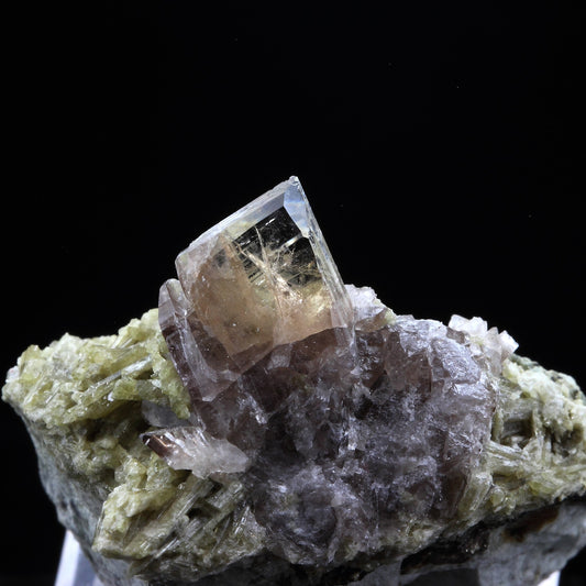 Axinite + Prehnite. 116.0 carats. Chamrousse, Belledonne, Isère, France