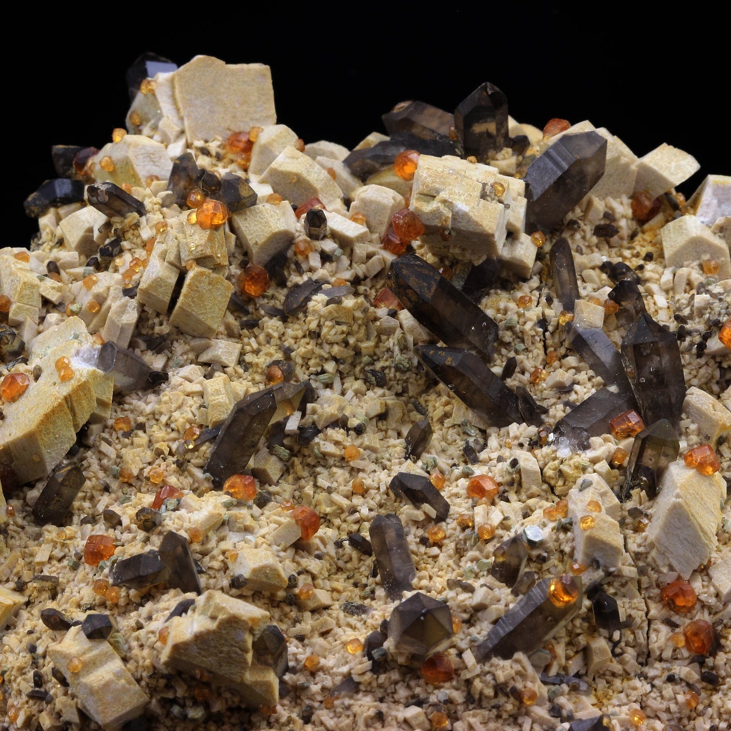 Grenat + Quartz Fumé + Orthose. 1676.5 carats. Yunxiao Co., Zhangzhou, Fujian, Chine