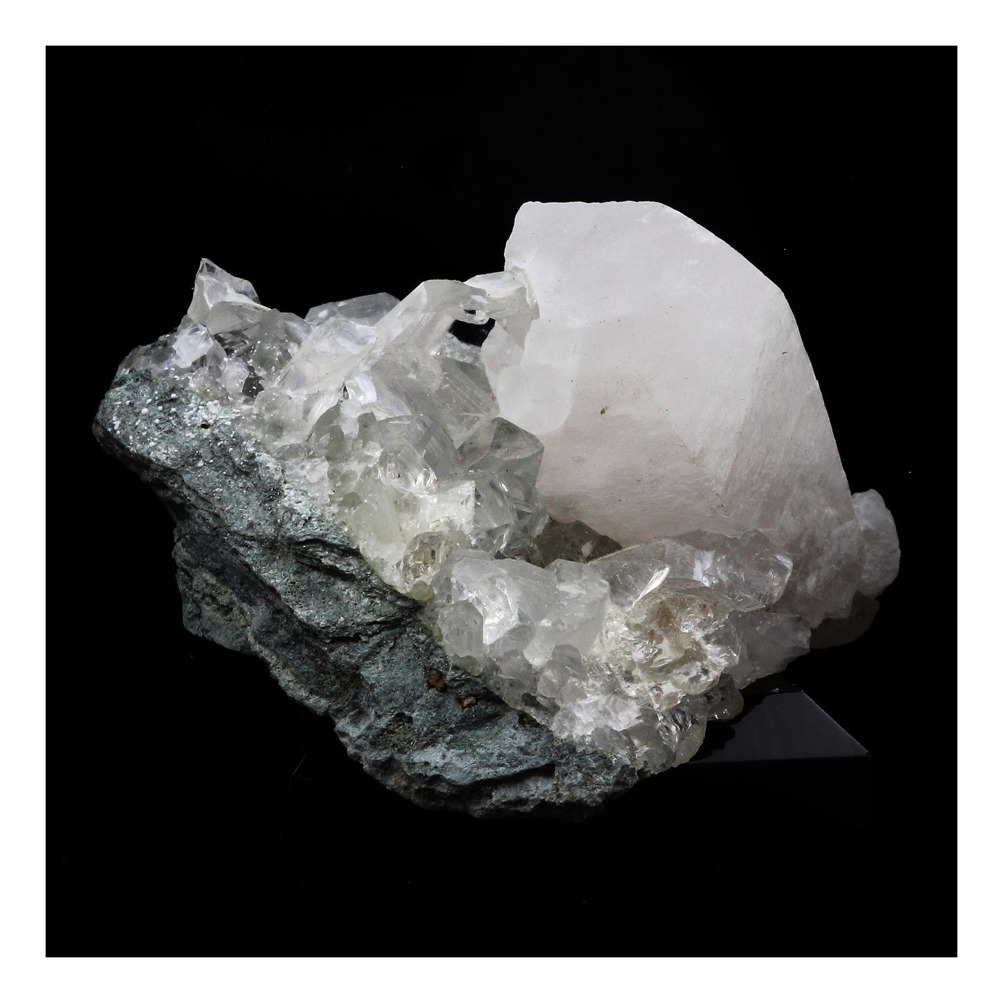 Calcite + Quartz. 312.5 carats. Maronne, La Garde-en-Oisans, France
