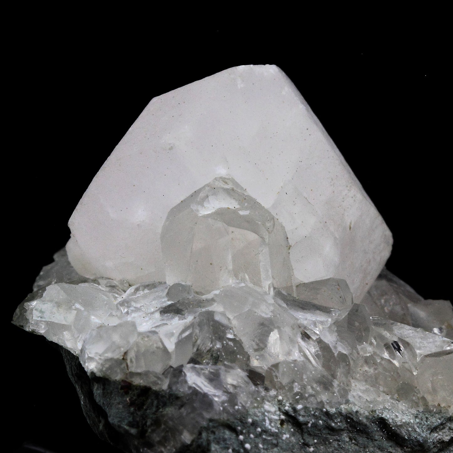 Calcite + Quartz. 312.5 carats. Maronne, La Garde-en-Oisans, France
