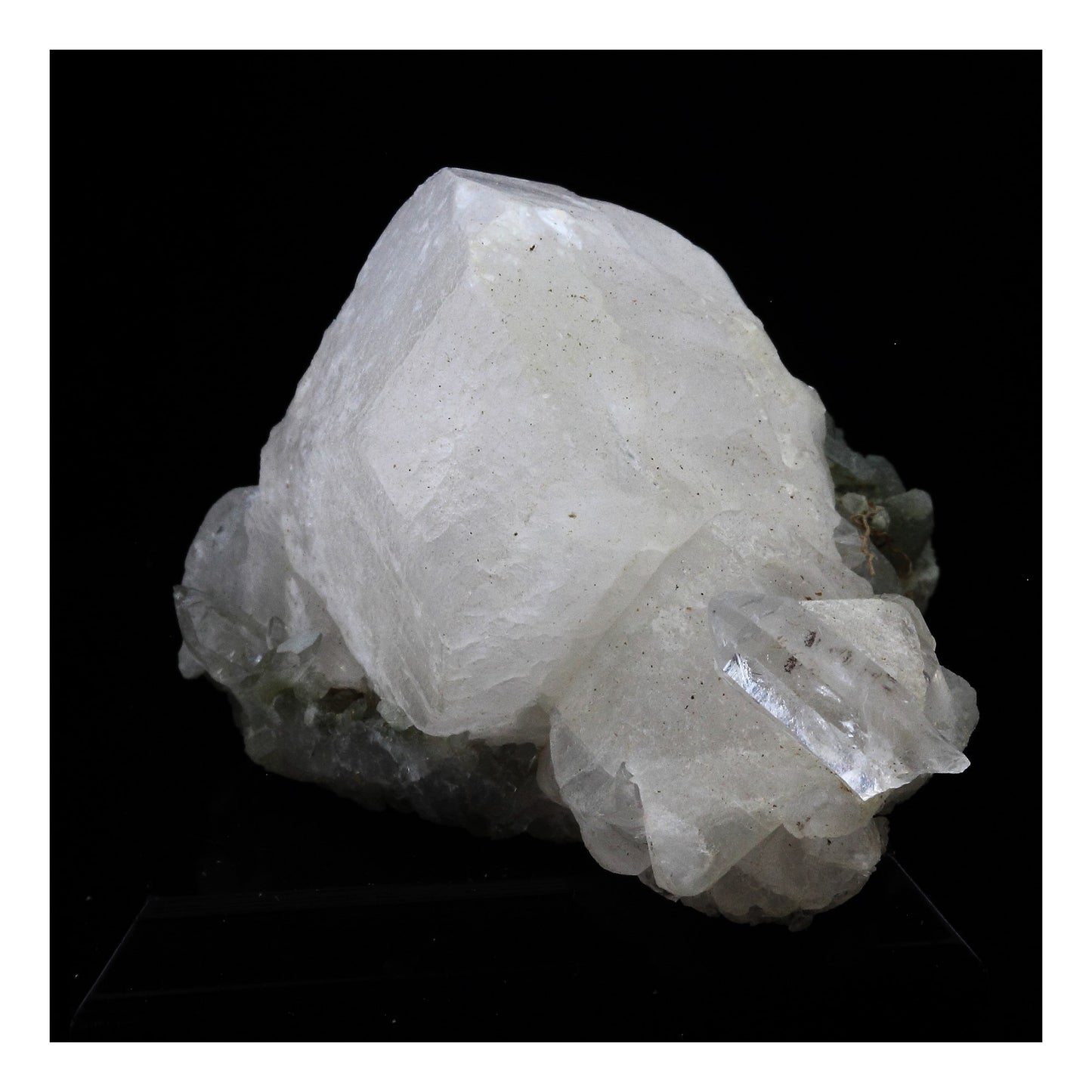 Calcite + Quartz. 167.5 carats. Maronne, La Garde-en-Oisans, France