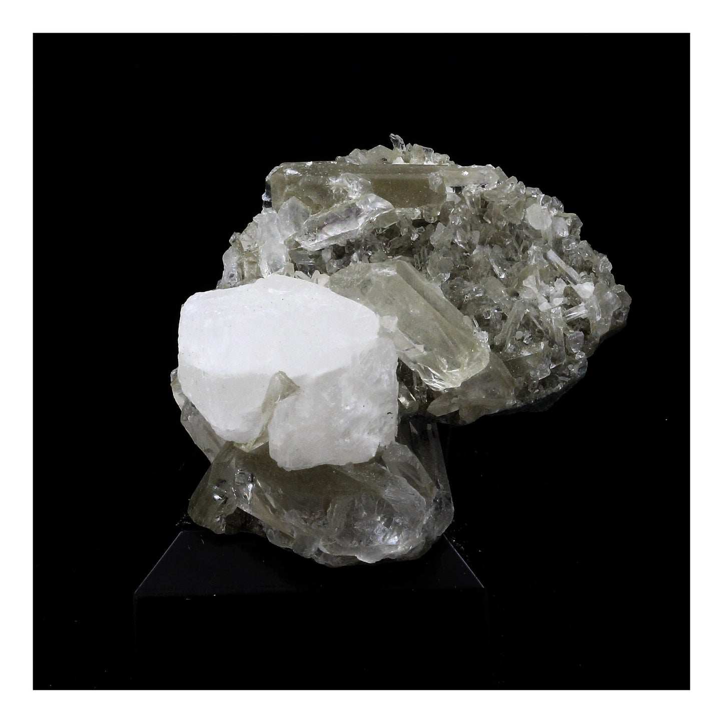 Calcite + Quartz. 135.0 carats. Maronne, La Garde-en-Oisans, France