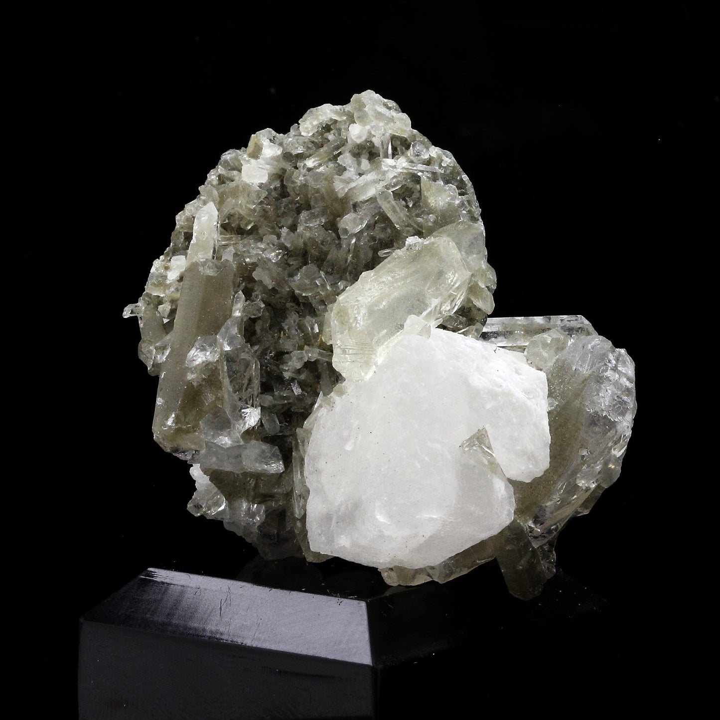 Calcite + Quartz. 135.0 carats. Maronne, La Garde-en-Oisans, France