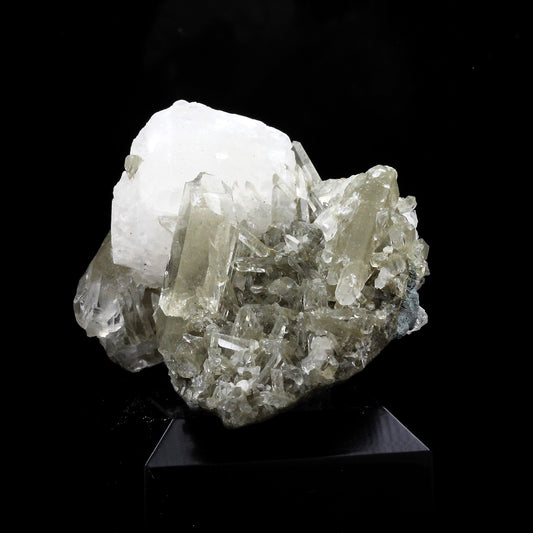 Calcite + Quartz. 135.0 carats. Maronne, La Garde-en-Oisans, France