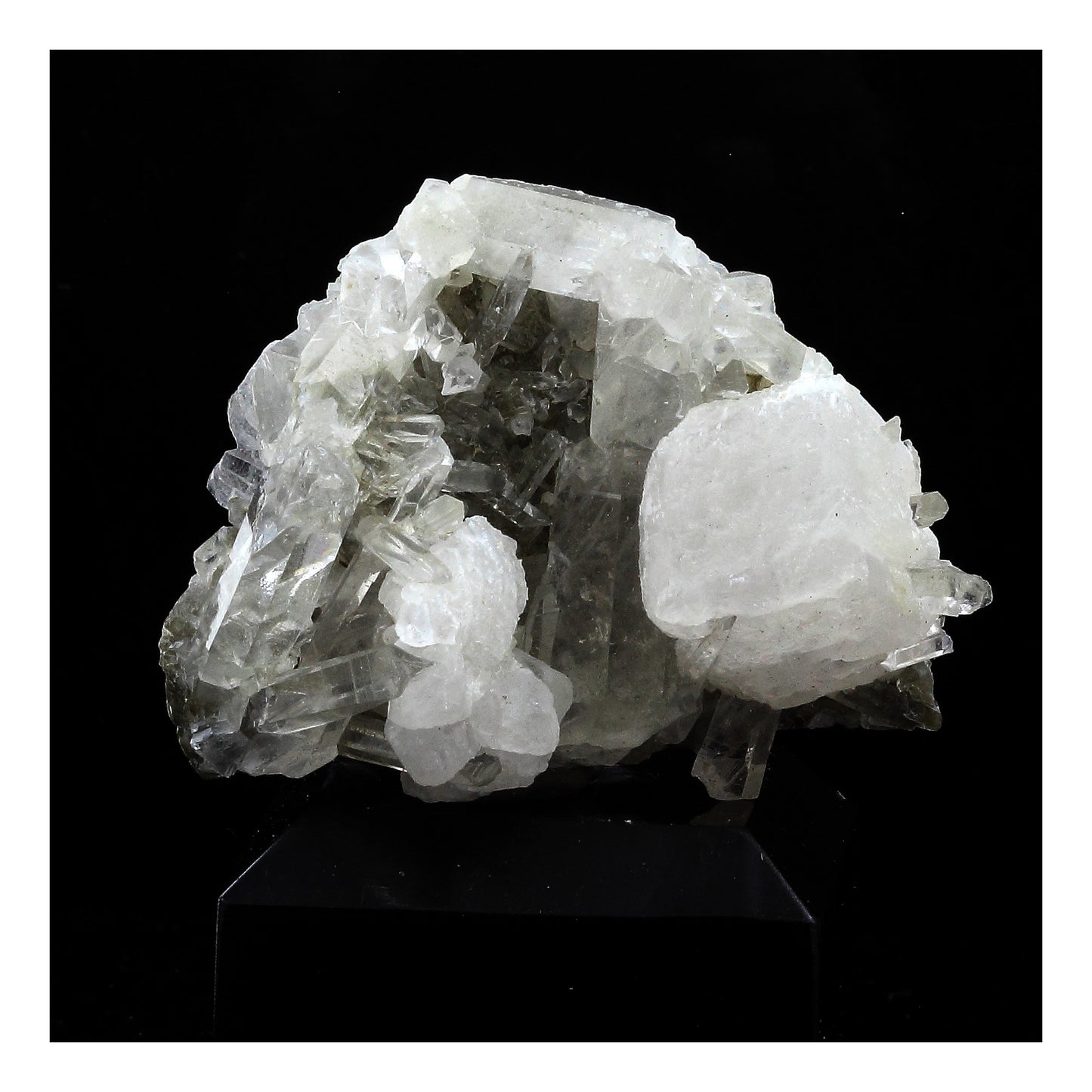 Calcite + Quartz. 83.5 carats. Maronne, La Garde-en-Oisans, France