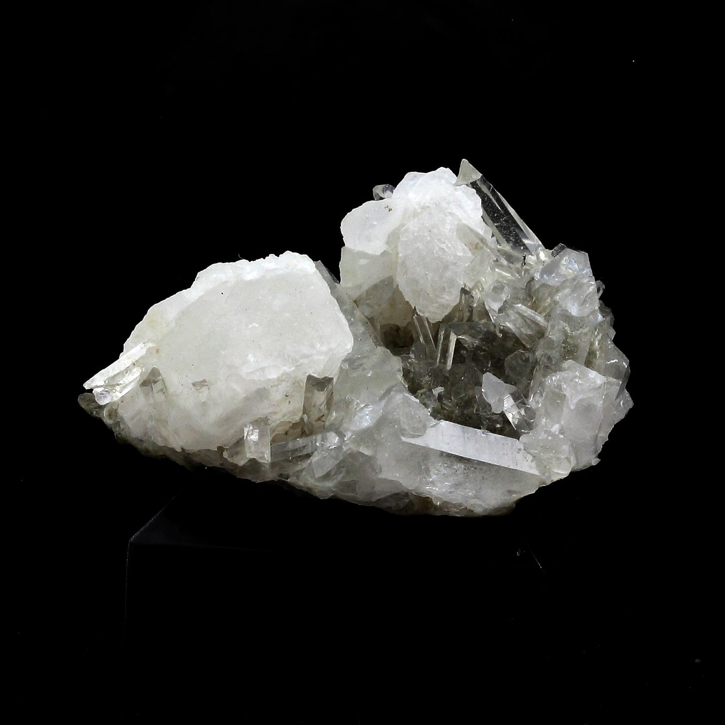 Calcite + Quartz. 83.5 carats. Maronne, La Garde-en-Oisans, France