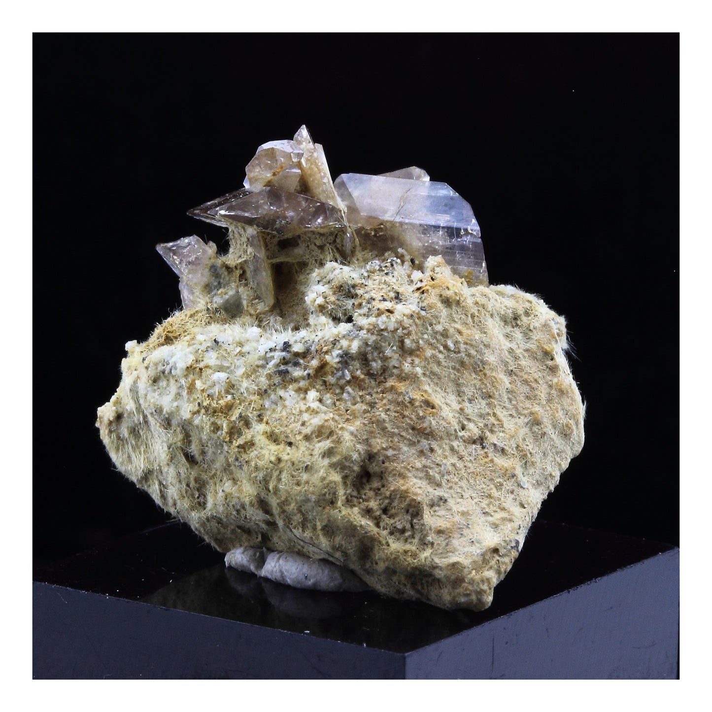 Axinite. 17.0 carats. La Balme d'Auris, Bourg d'Oisans, Isère, France