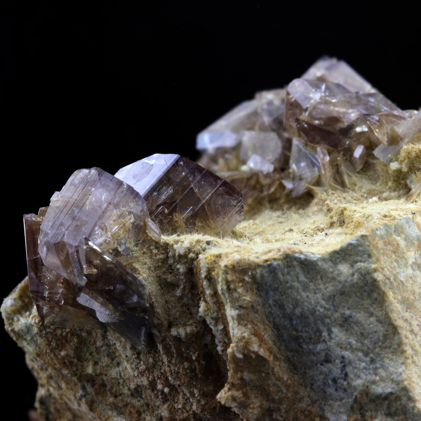 Axinite. 427.5 carats. La Balme d'Auris, Bourg d'Oisans, Isère, France