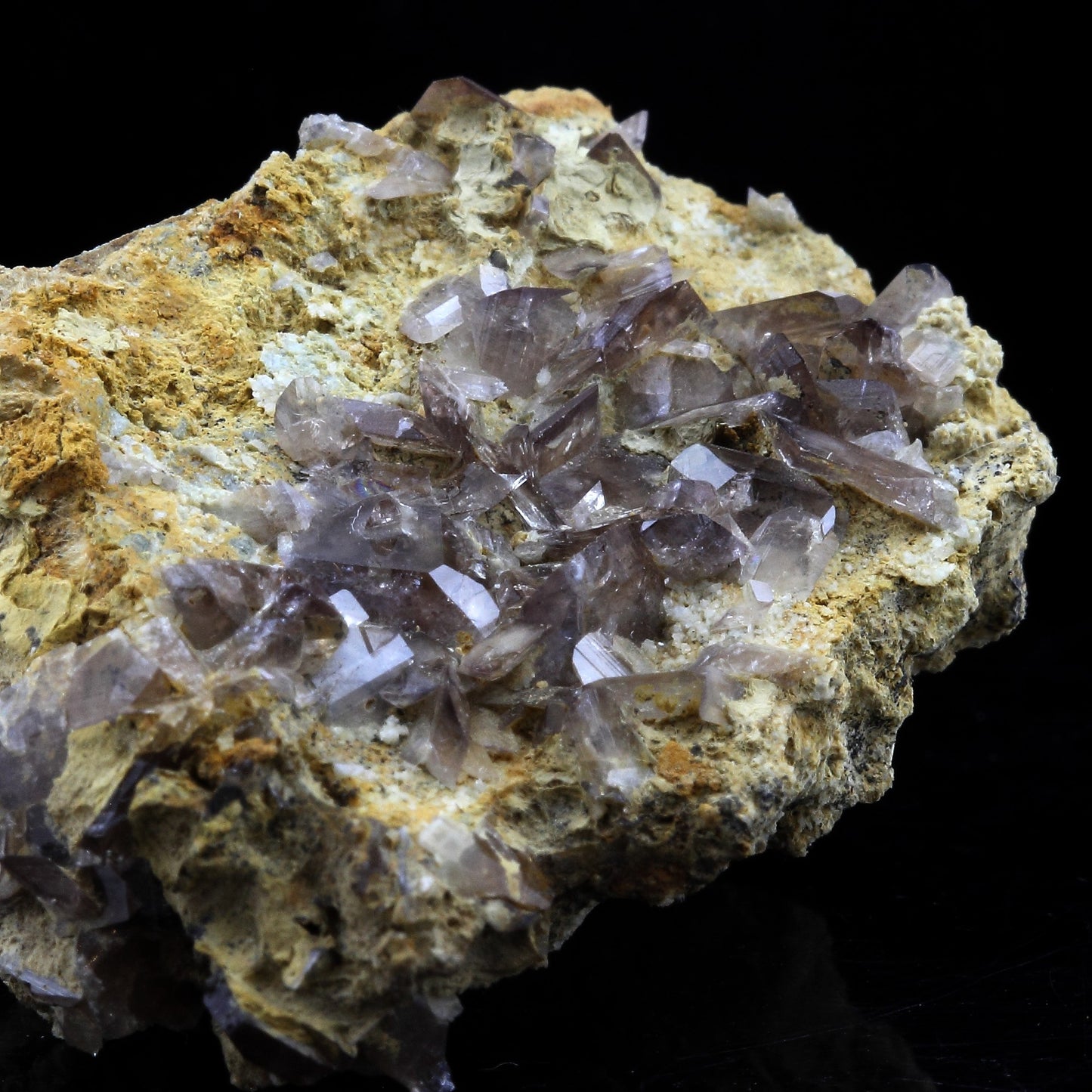 Axinite. 94.5 carats. La Balme d'Auris, Bourg d'Oisans, Isère, France