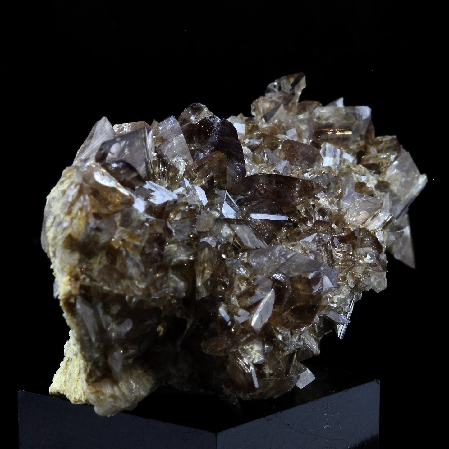 Axinite. 112.0 carats. La Balme d'Auris, Bourg d'Oisans, Isère, France