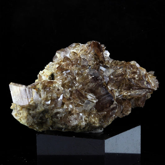 Axinite. 112.0 carats. La Balme d'Auris, Bourg d'Oisans, Isère, France
