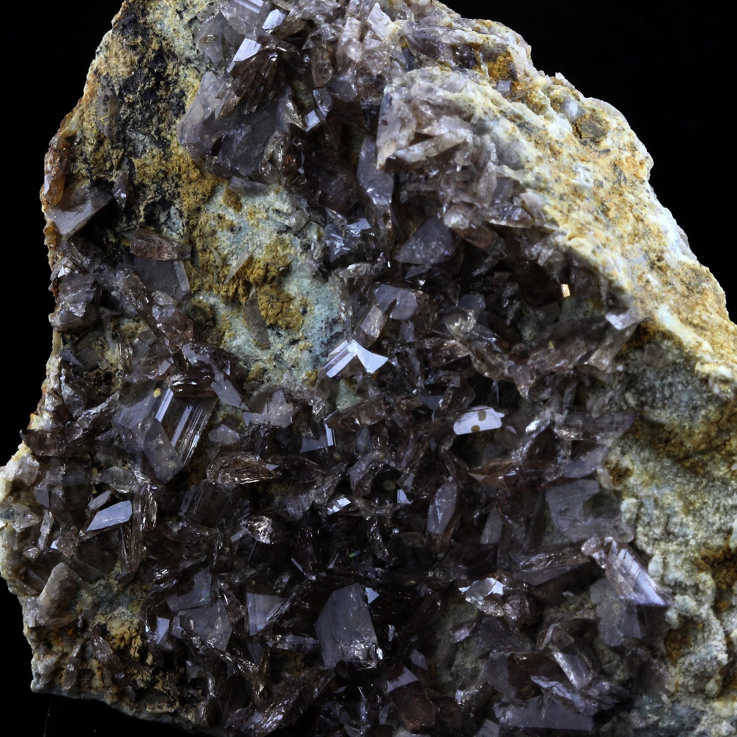 Axinite. 378.5 carats. La Balme d'Auris, Bourg d'Oisans, Isère, France