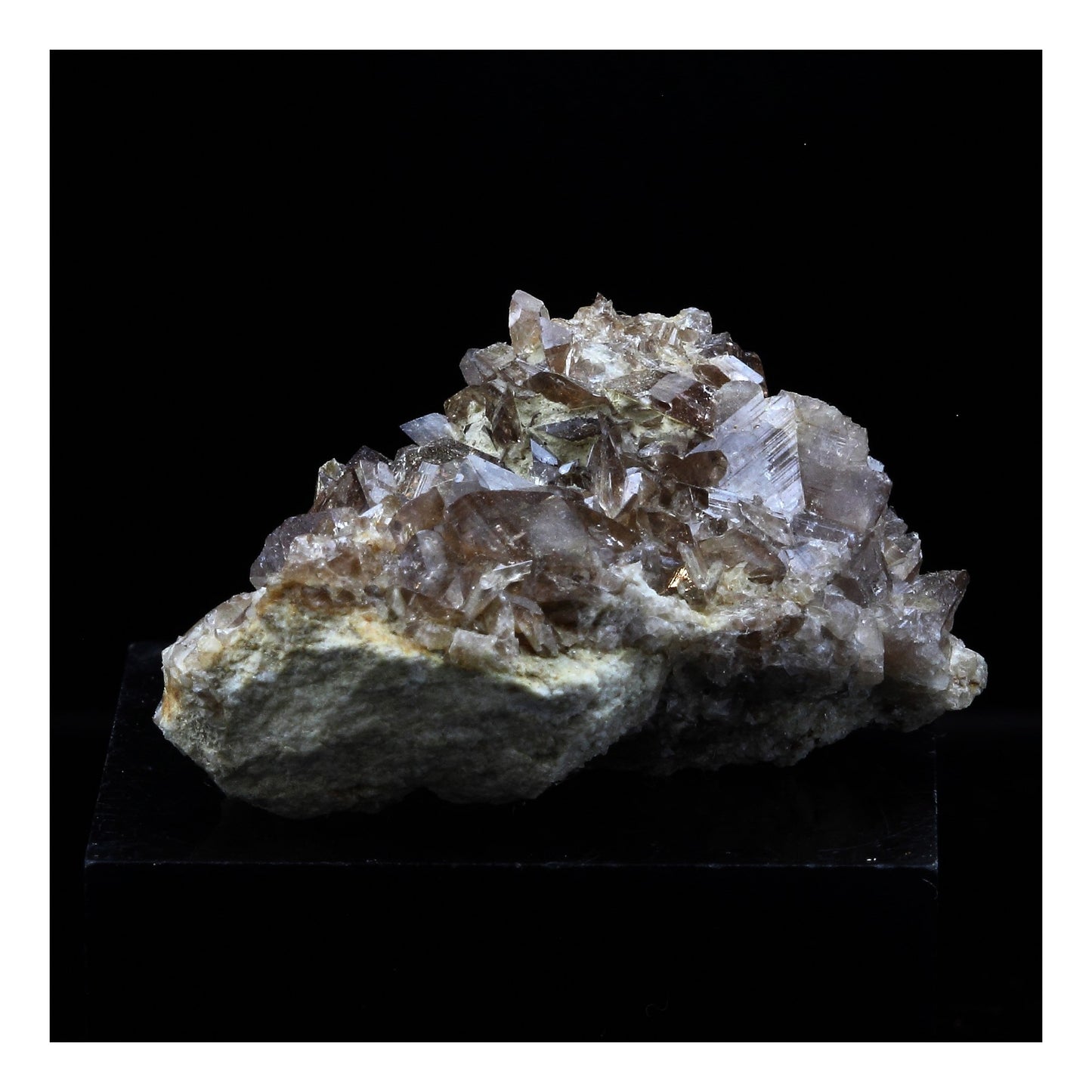 Axinite. 48.5 carats. La Balme d'Auris, Bourg d'Oisans, Isère, France