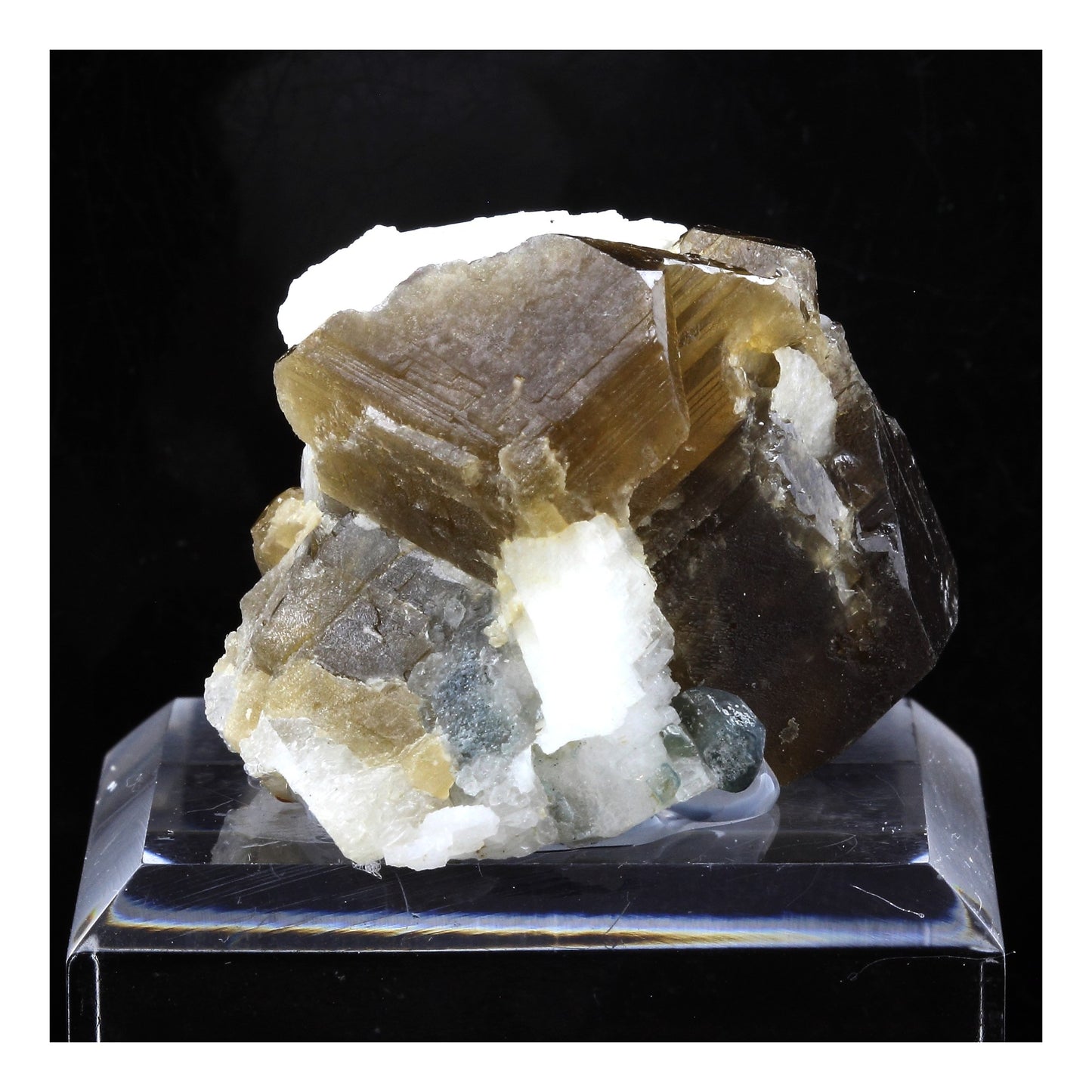 Mesitite, Orthose, Apatite, 370.0 carats, Minas Gerais, Bresil