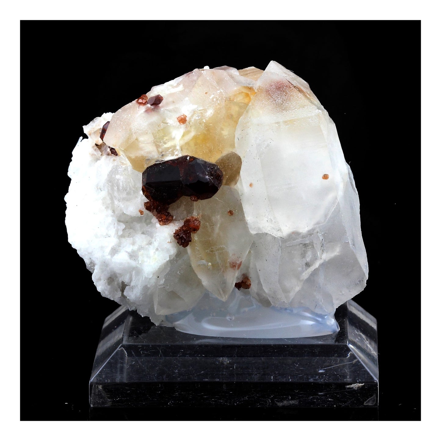 Grenat Spessartite + Quartz. 284.5 carats. Shengus (Shingus), Gilgit-Baltistan, Pakistan