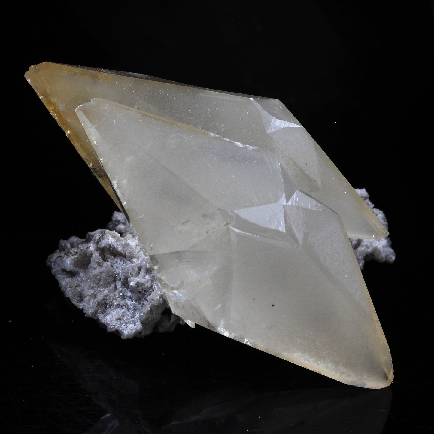 Calcite. 487.5 carats. Elmwood mine, Carthage, Tennessee, USA