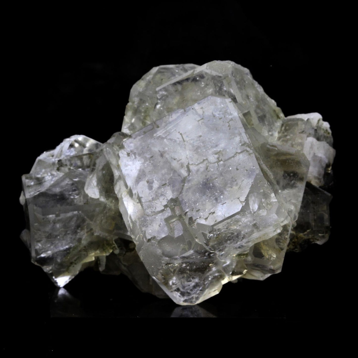 Fluorite. 1052.0 carats. Nikolaevskiy Mine, Dal'negorsk, Russie