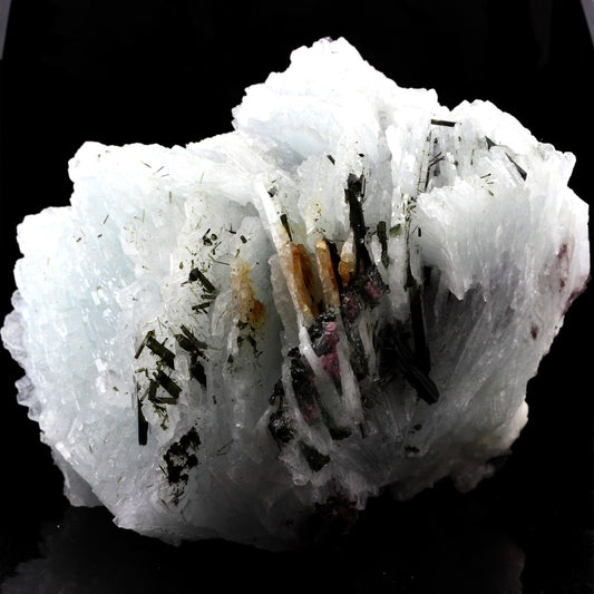 Cleavelandite + Tourmaline + Lepidolite. 7383.5 carats. Pederneira mine, Minas Gerais, Bresil