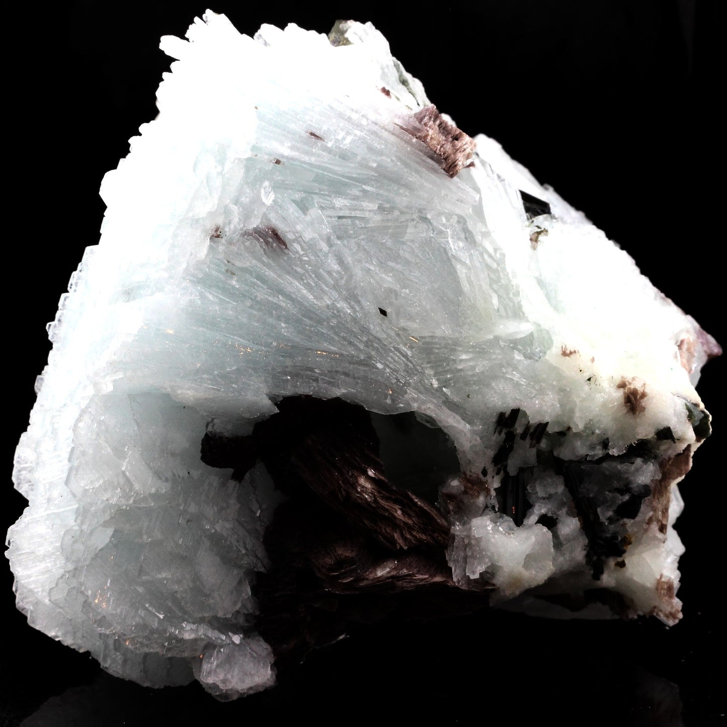 Cleavelandite + Tourmaline + Lepidolite. 7383.5 carats. Pederneira mine, Minas Gerais, Bresil