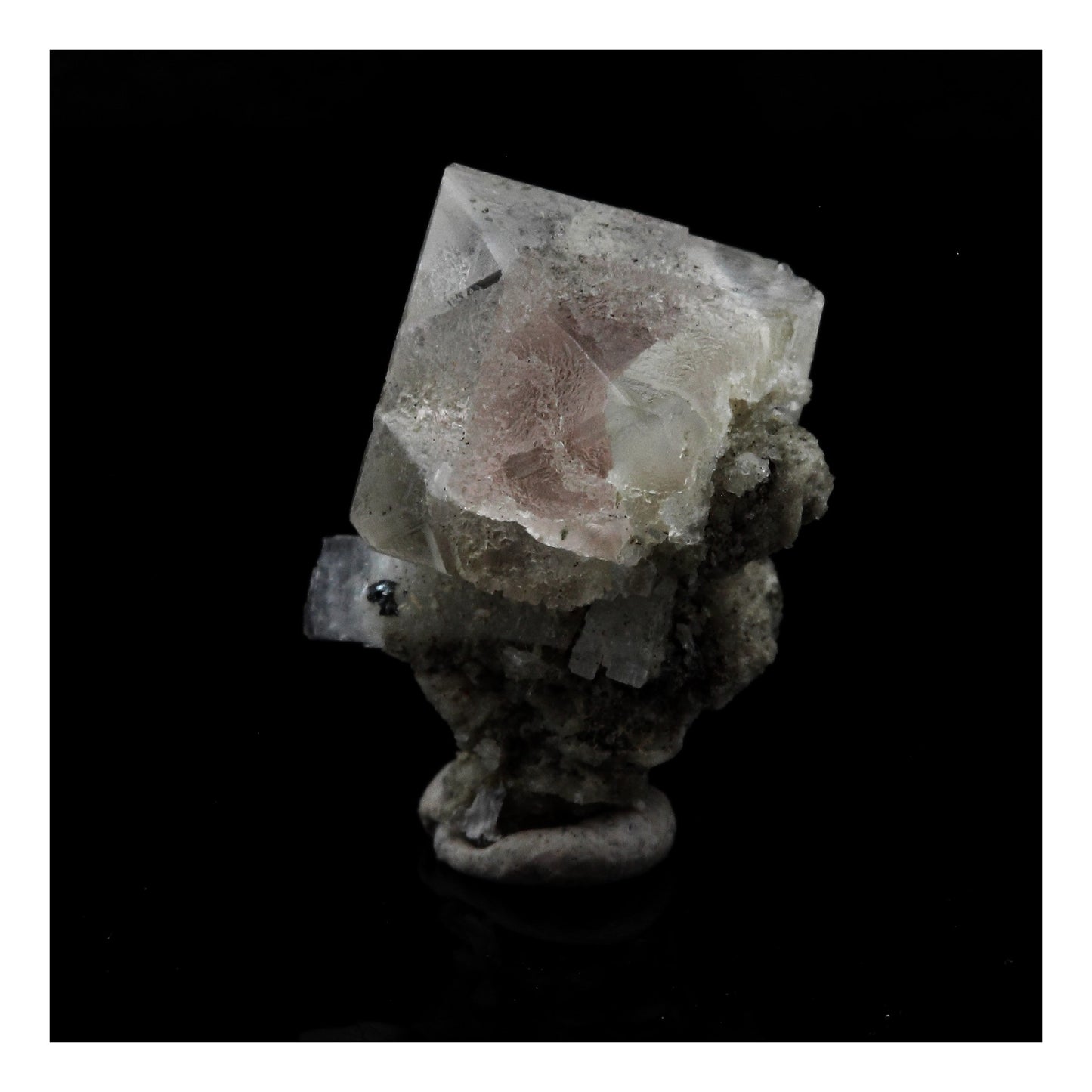 Fluorite rose. 9.34 carats. Massif du Mont-Blanc, France