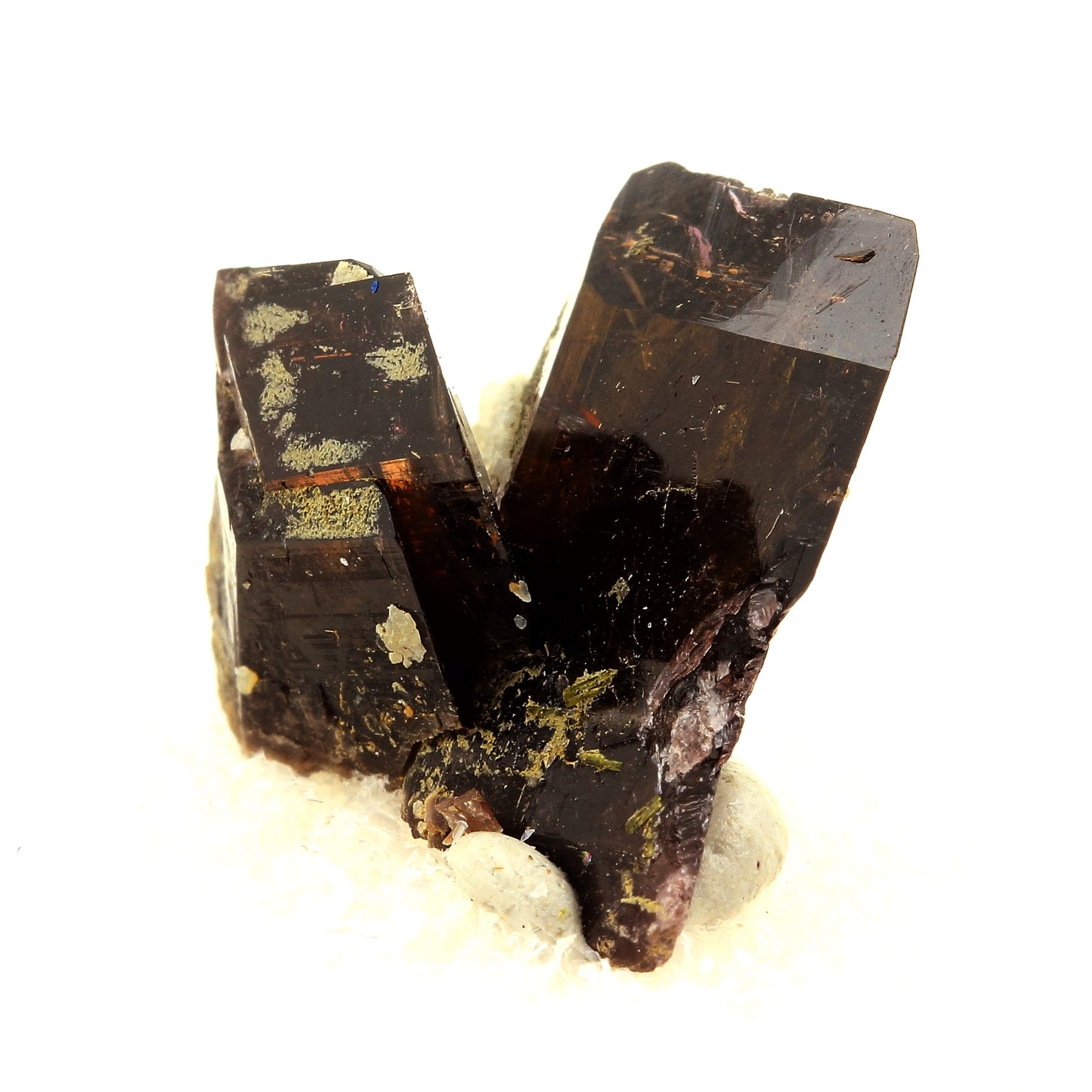 Axinite- (Fe). 63.5 carats. New Melones Dam, Californie, Etats-Unis