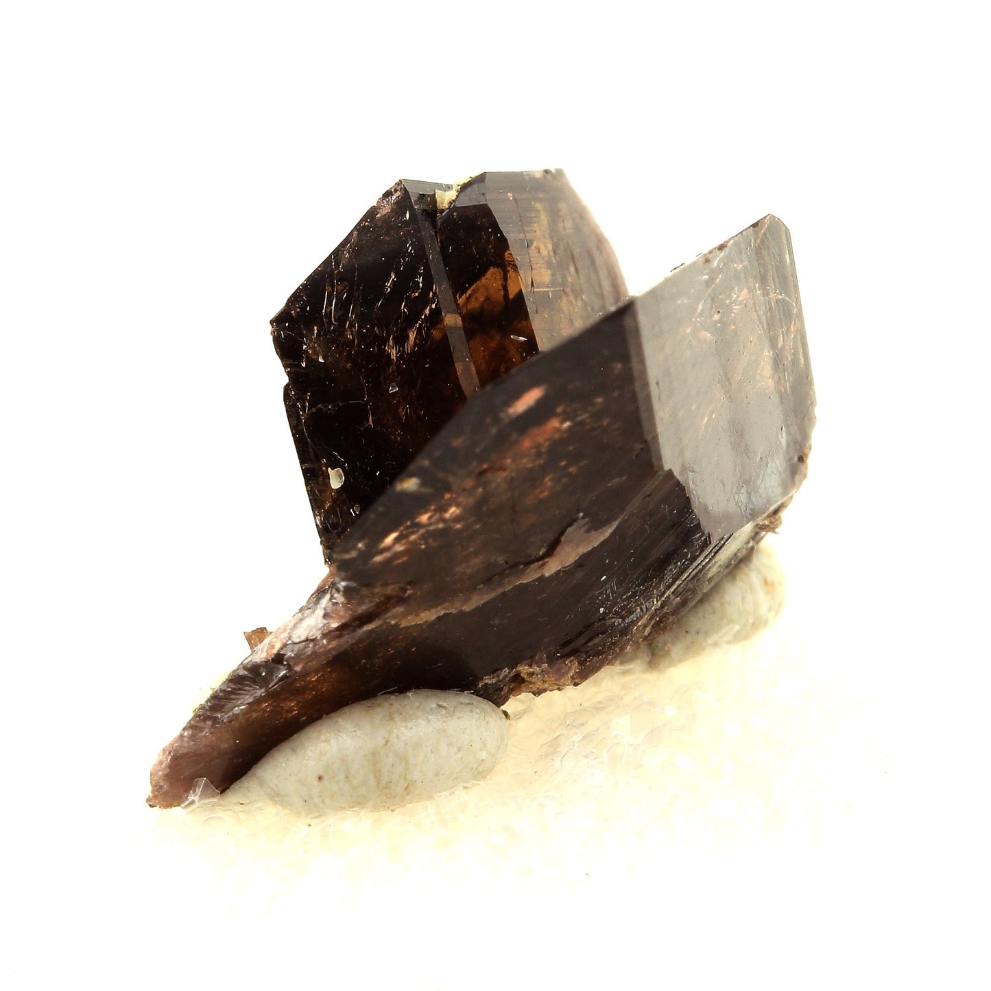 Axinite- (Fe). 63.5 carats. New Melones Dam, Californie, Etats-Unis